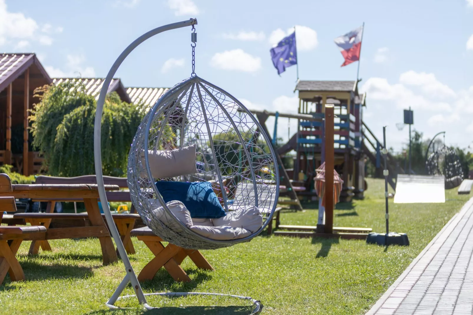 Parterowe domki wakacyjne dla 5 osób w Gąskach SPA w cenie pobytu - Gardens in summer