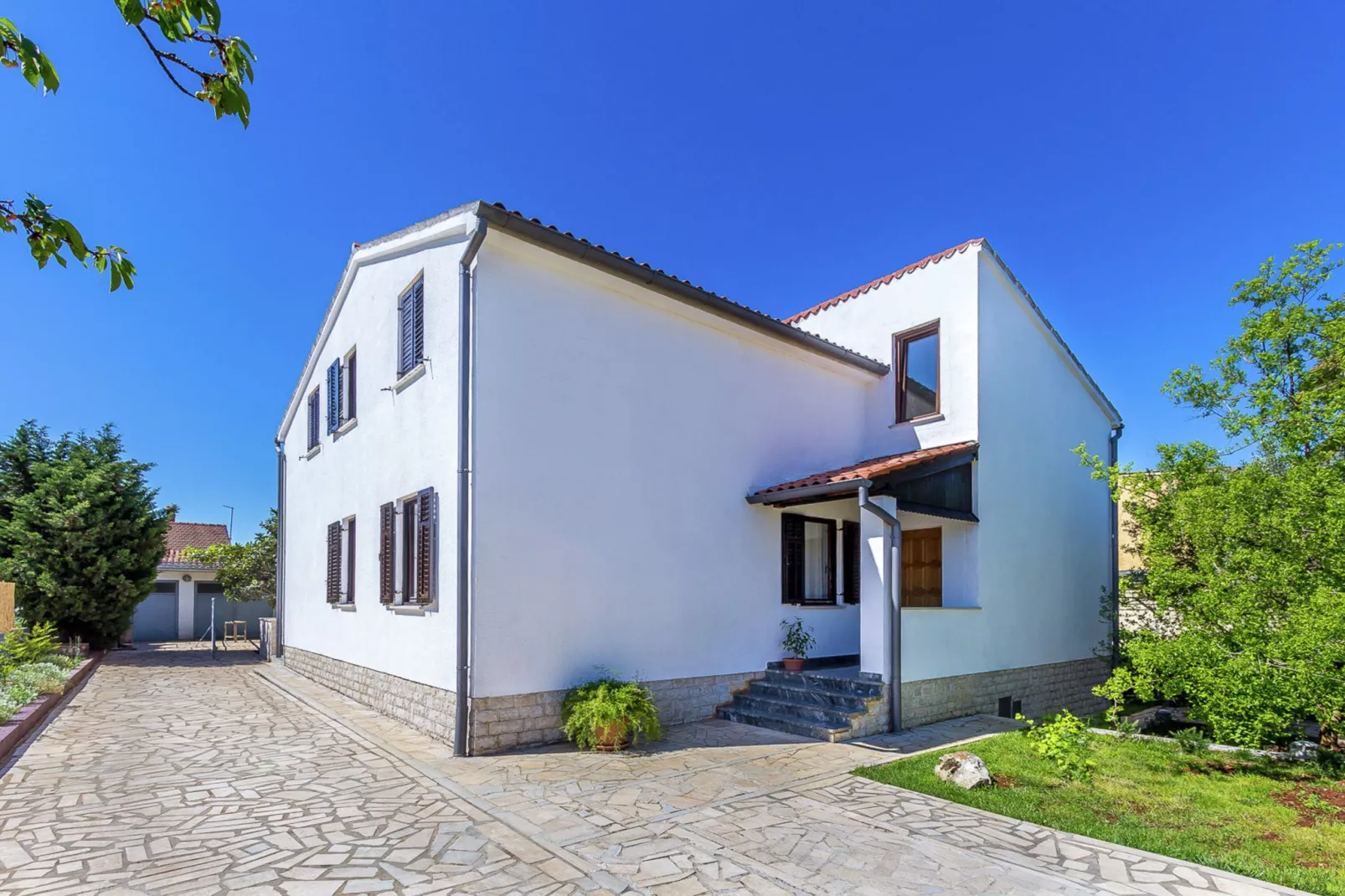 Viviana-Exterior summer