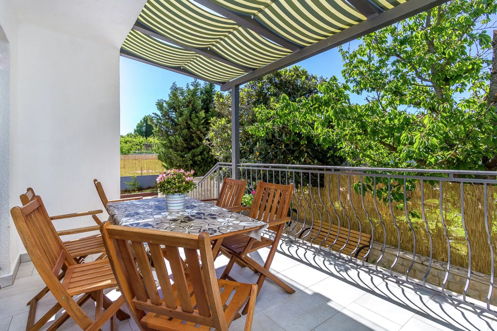 Viviana-Exterior summer