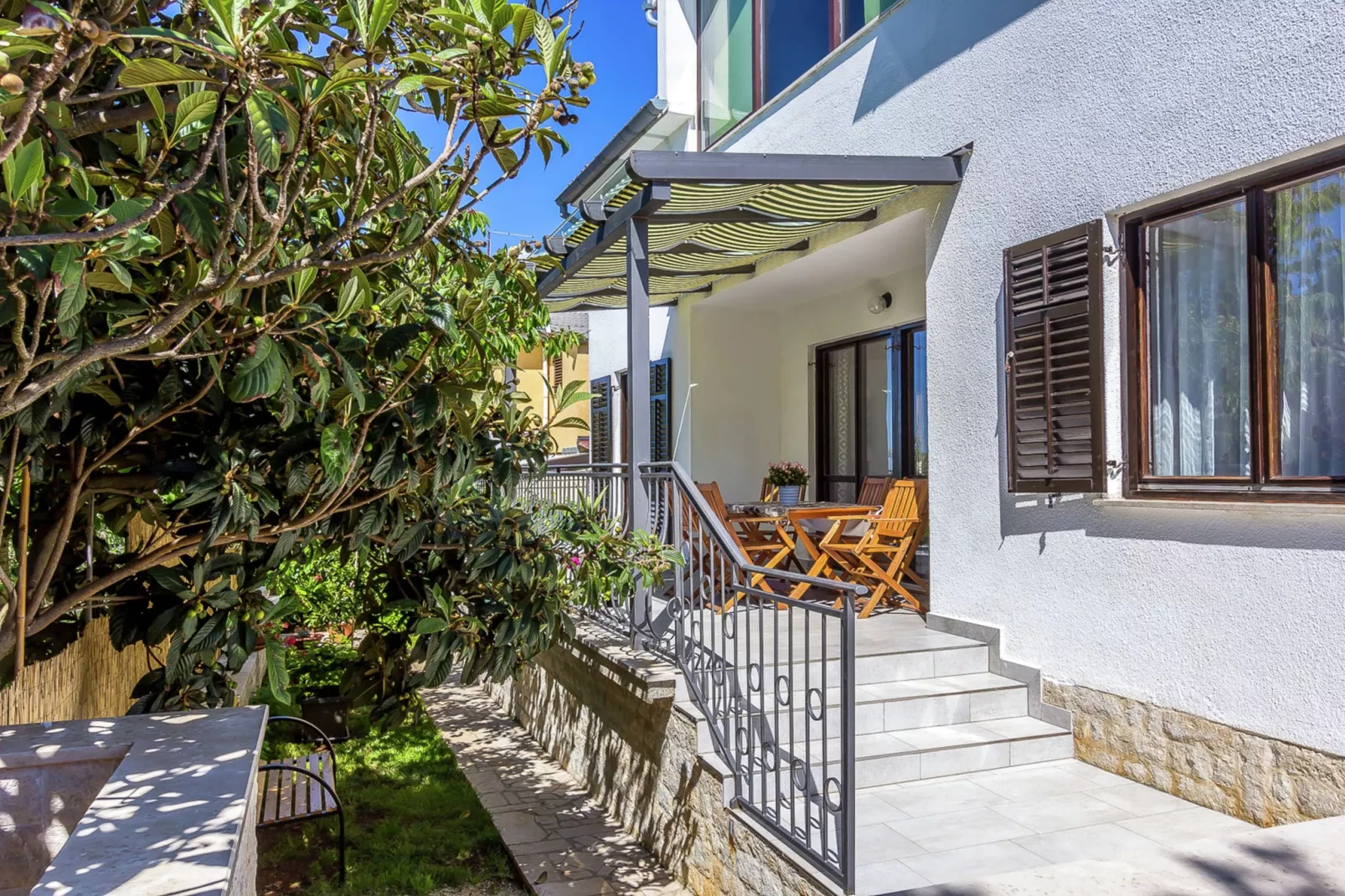 Viviana-Exterior summer