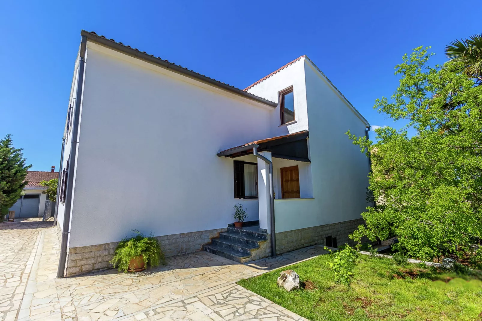 Viviana-Exterior summer
