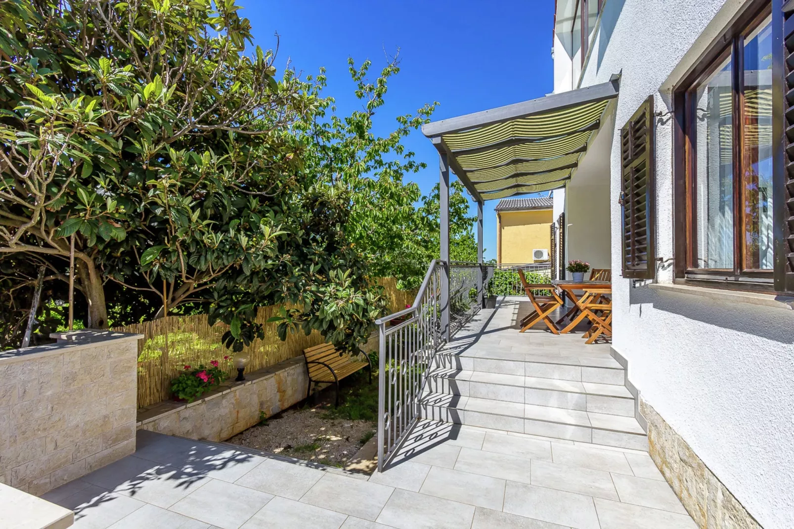Viviana-Exterior summer