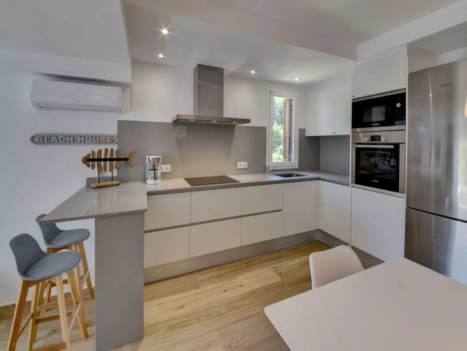 Neu renoviertes, modernes Apartment für 4 Personen, direkt an der Cala Ferrera - Drinnen