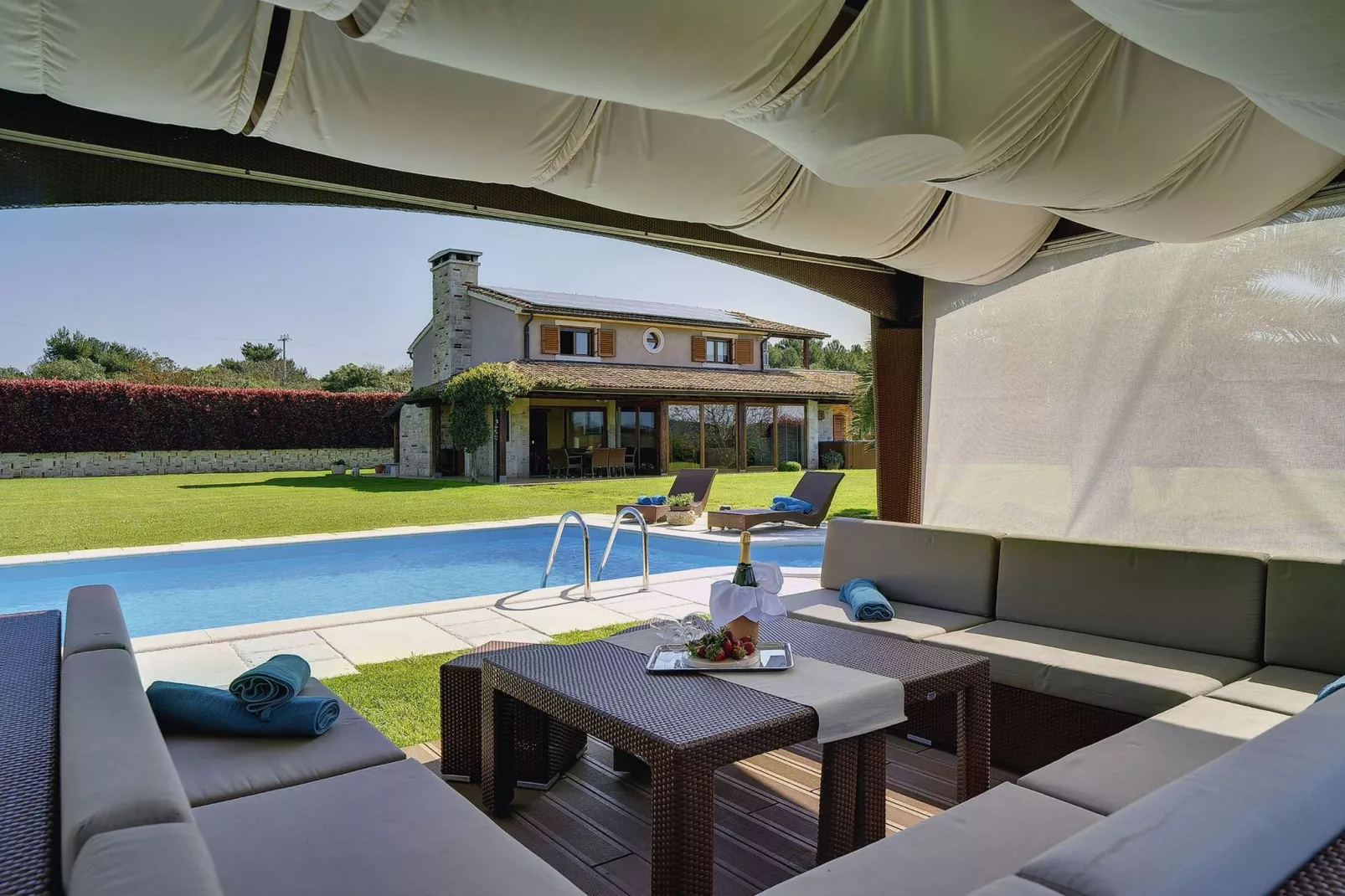 Villa Sunny Flowers-Piscine