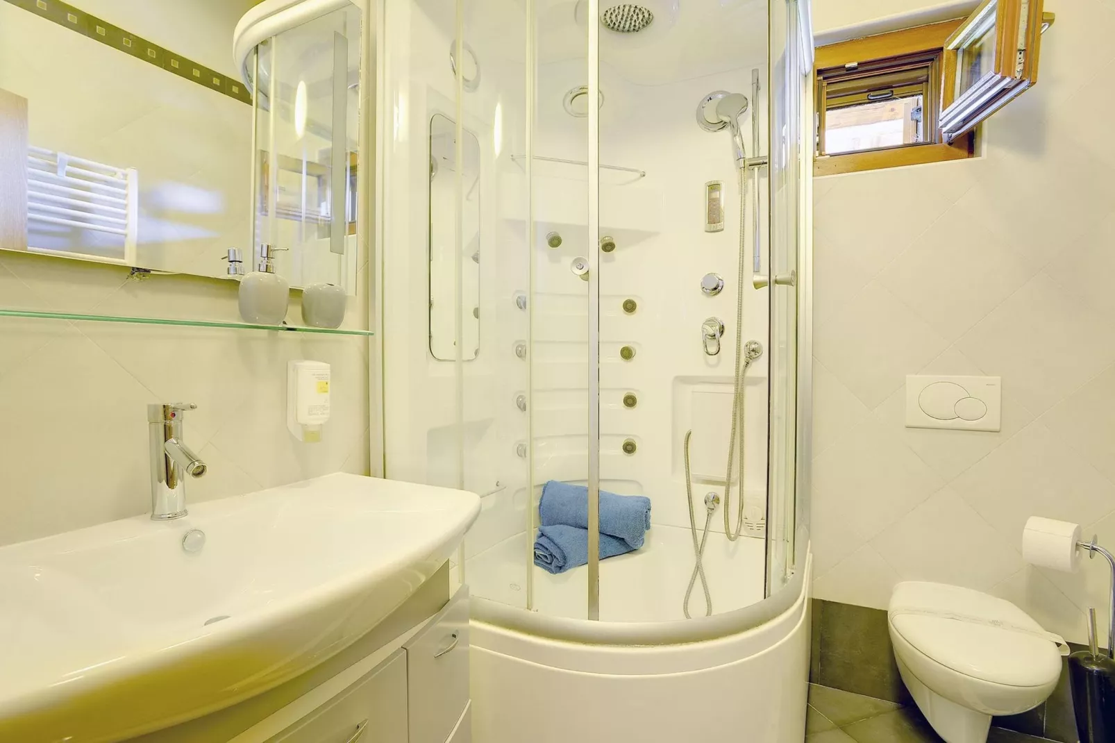 Villa Sunny Flowers-Salle de bain