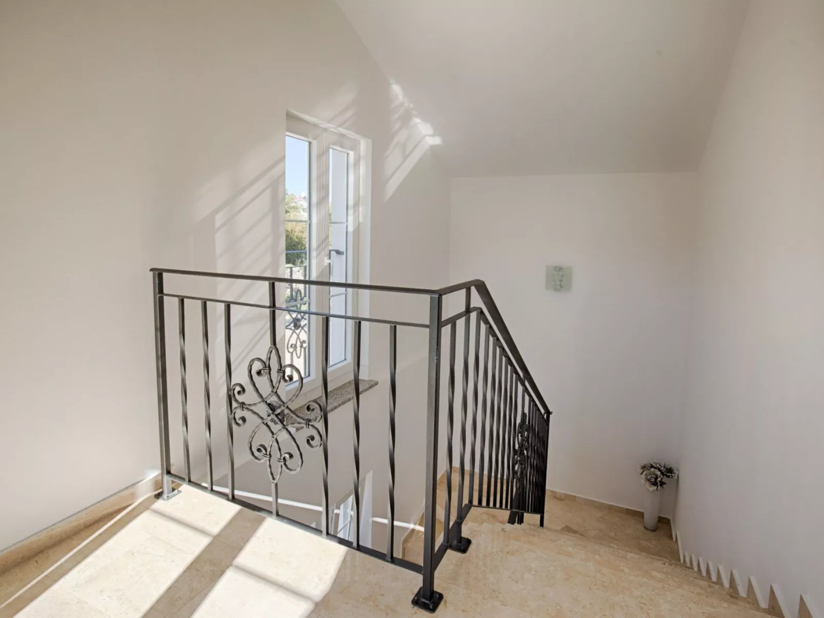 Luxuriöse Villa mit Pool, großem mediterranen Garten und Kinderspielplatz. - Image-tags.info