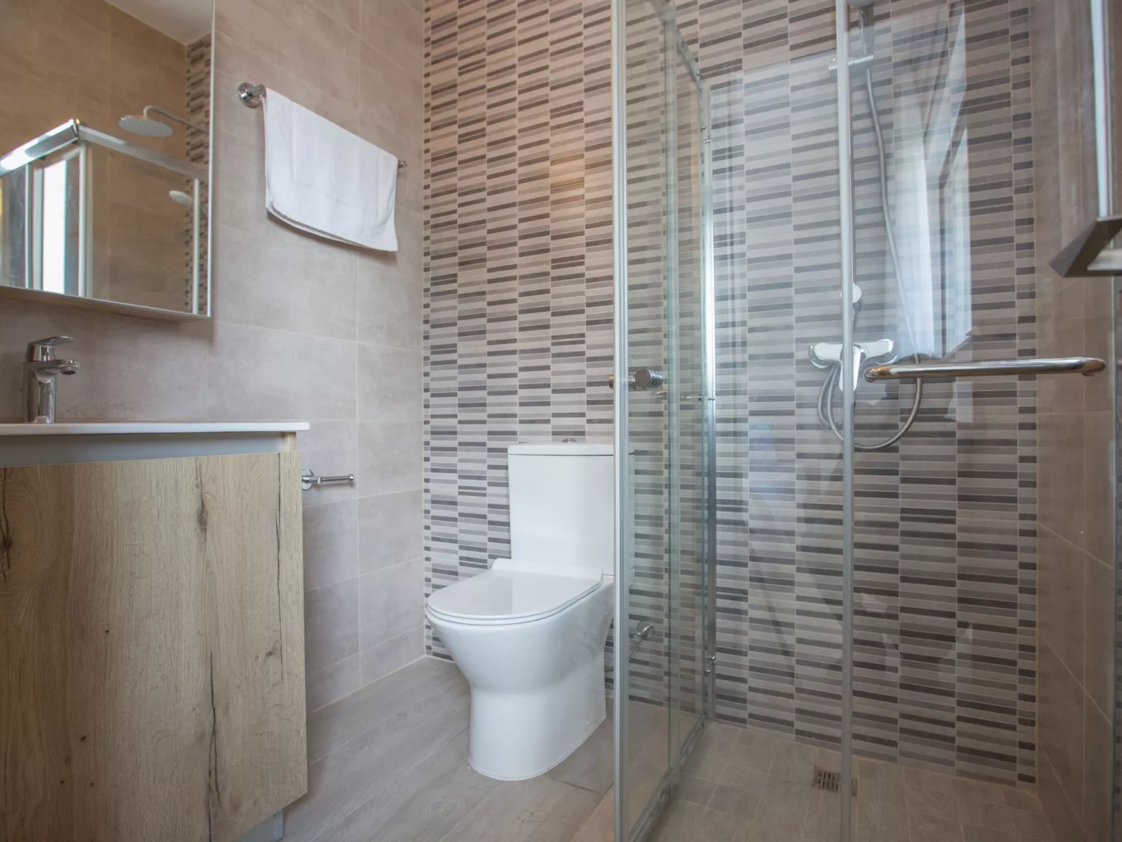 Neue, luxuriöse 3-Schlafzimmer-Villa in Protaras Zentrum - Image-tags.info