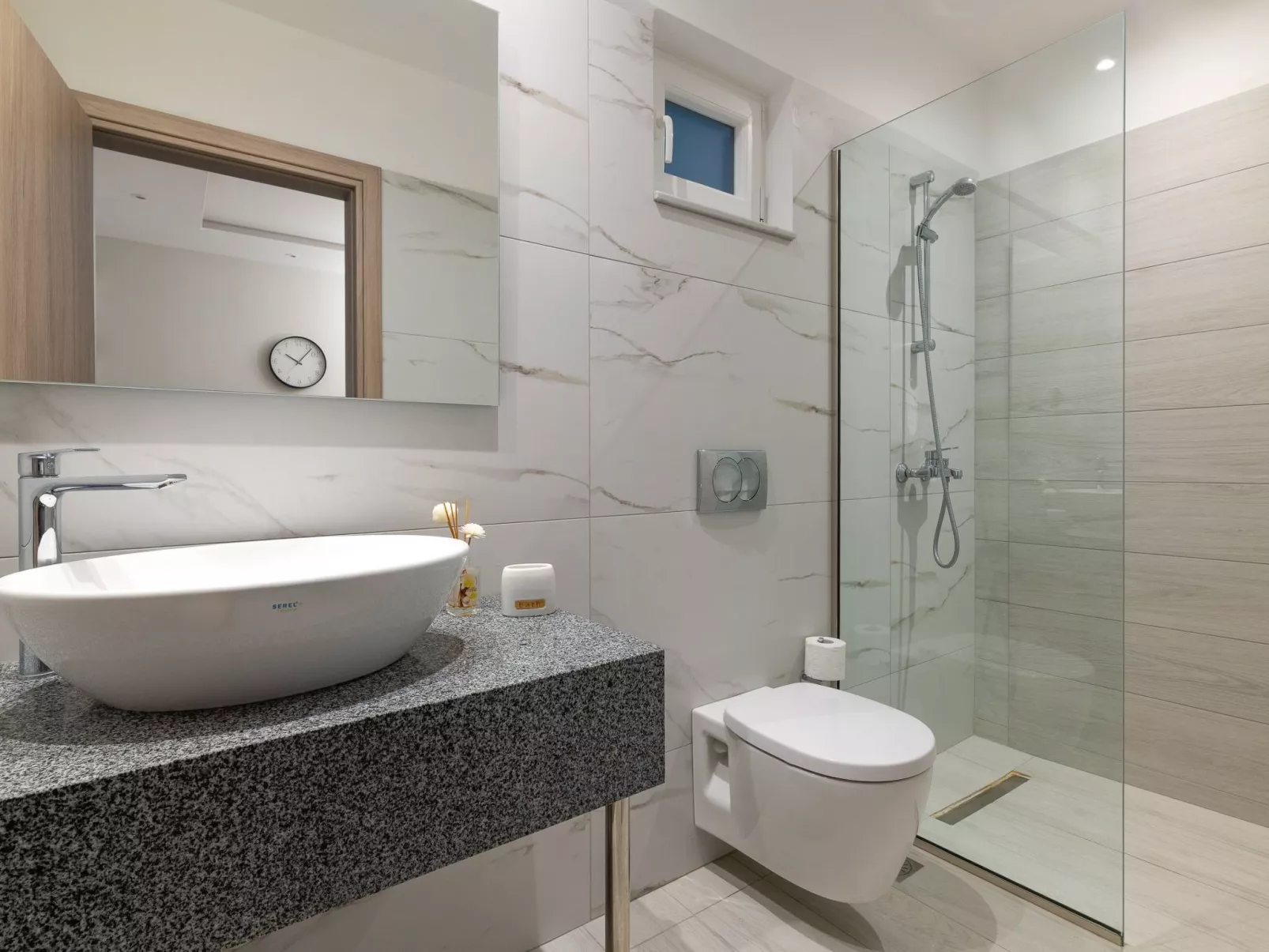 Artemis PoolFront - Drinnen