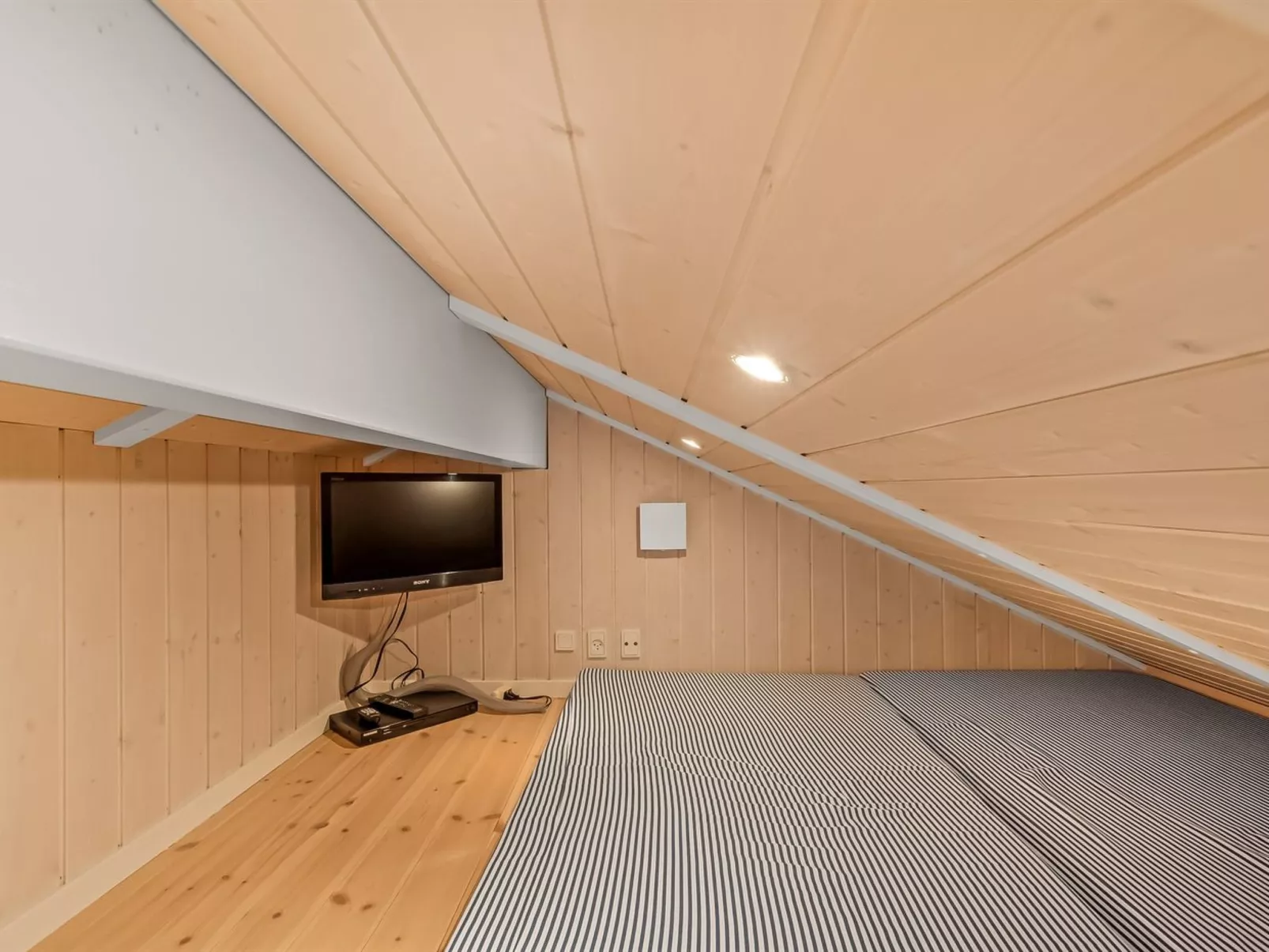 "Arine" - 700m to the fjord - Inside