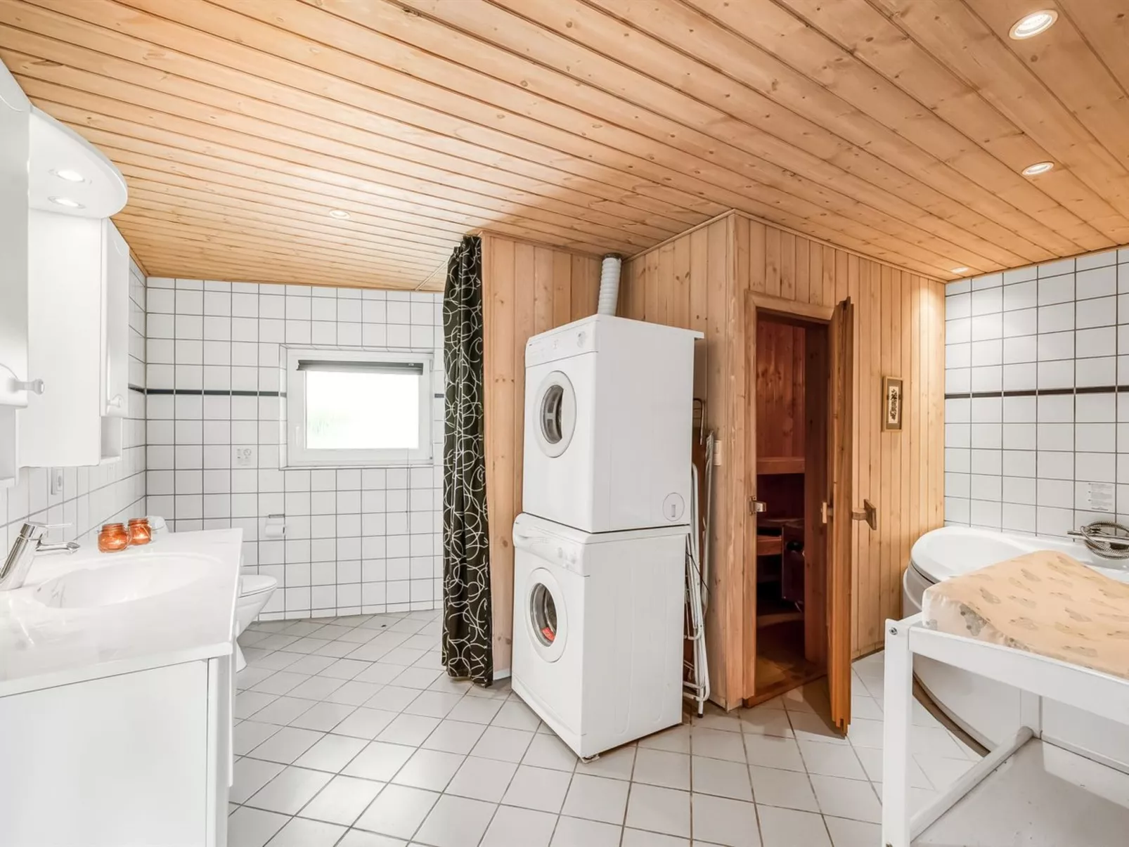 "Yorick" - 350m to the fjord - Inside