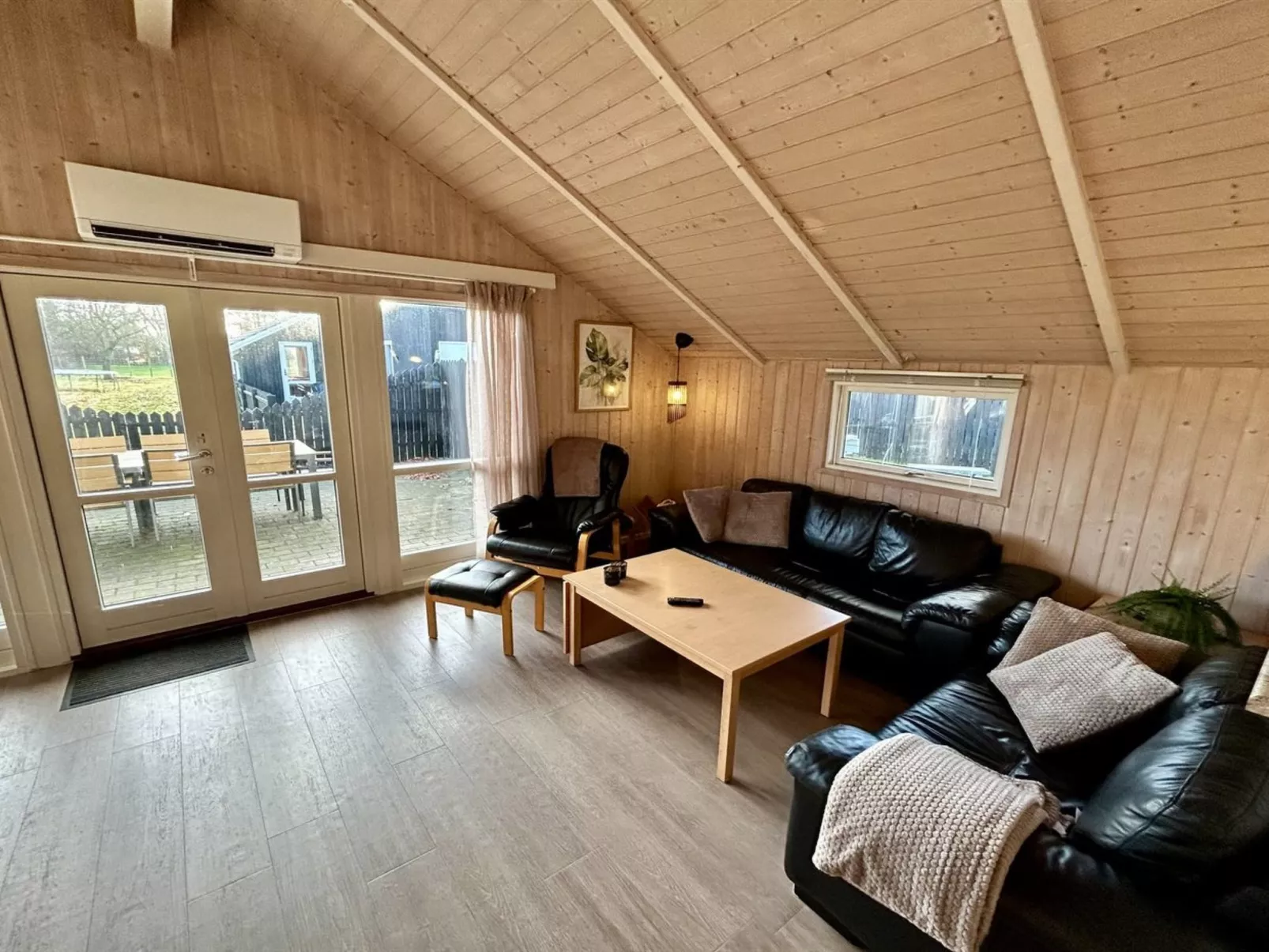 "Kalli" - 350m to the fjord-Drinnen