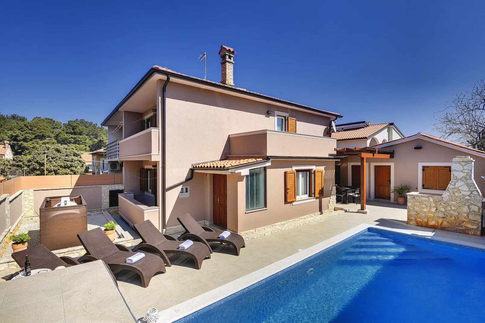 Villa Magnifica-Exterior summer