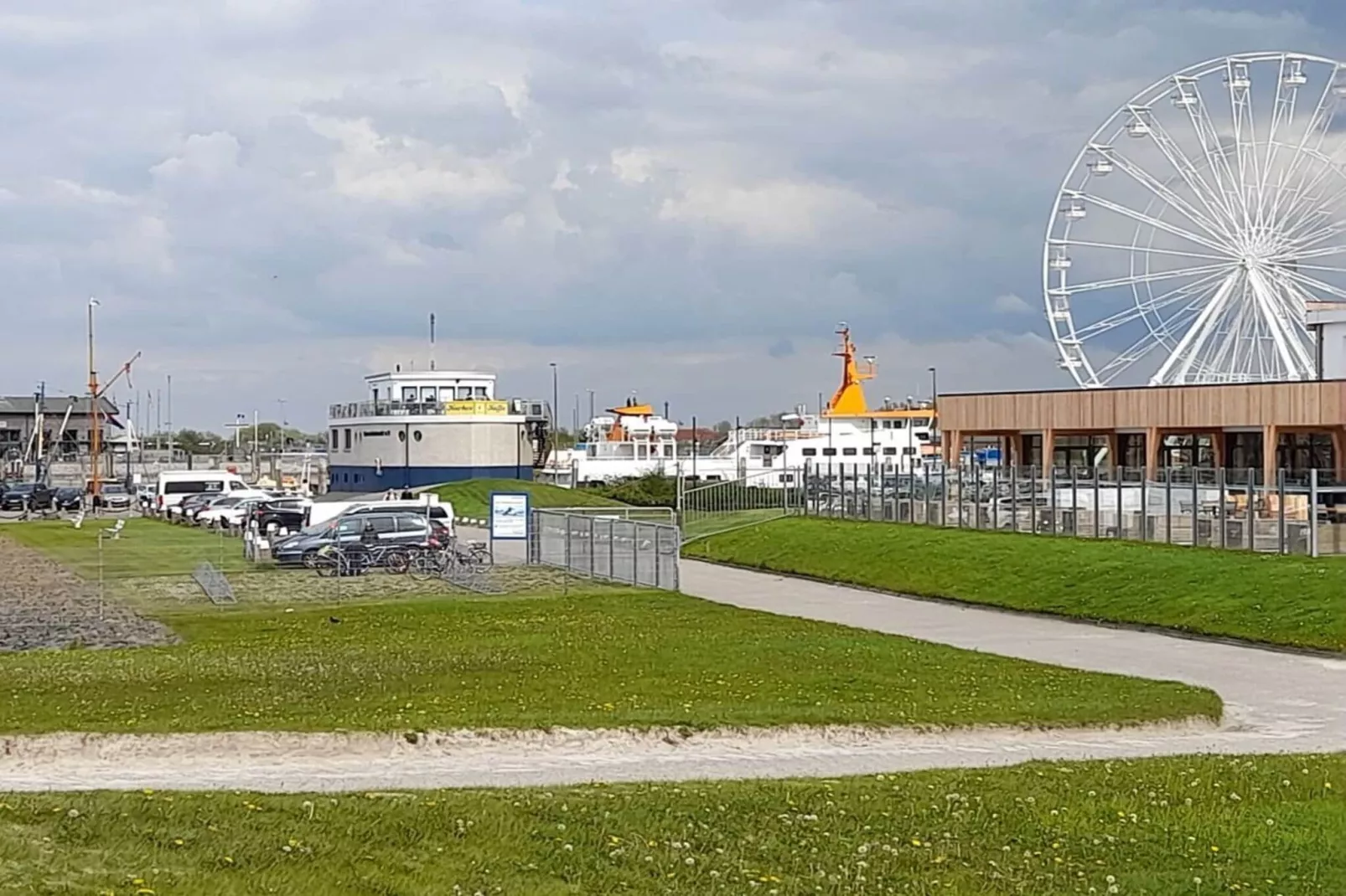 55576-Exterior in summer