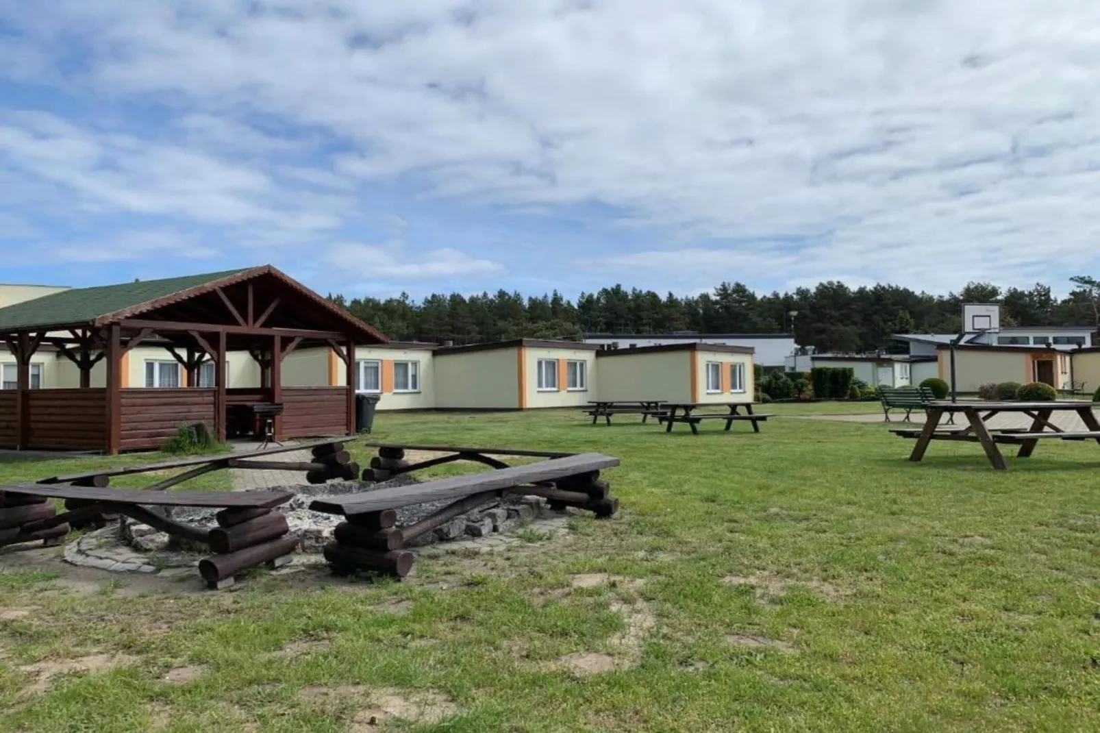 Domki wakacyjne JAROSZOWIEC domki 1-pokojowe Łazy - Gardens in summer