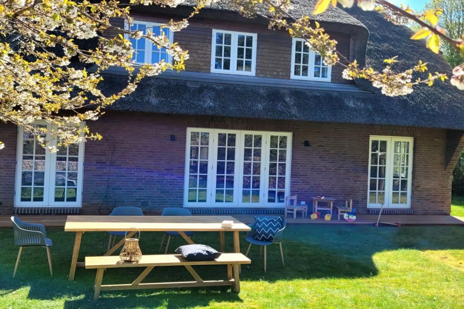 391987-Exterior in summer