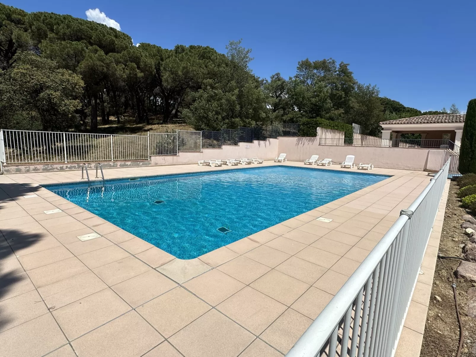 Les Pins Bleus-Draußen