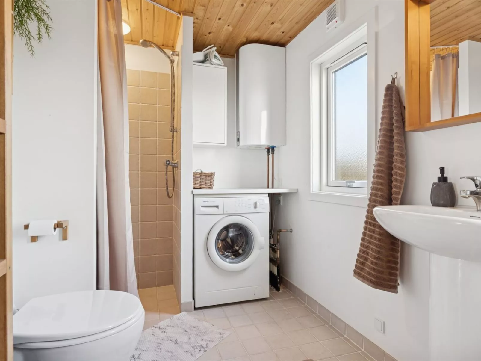 "Joseph" - 500m from the sea-Dedans