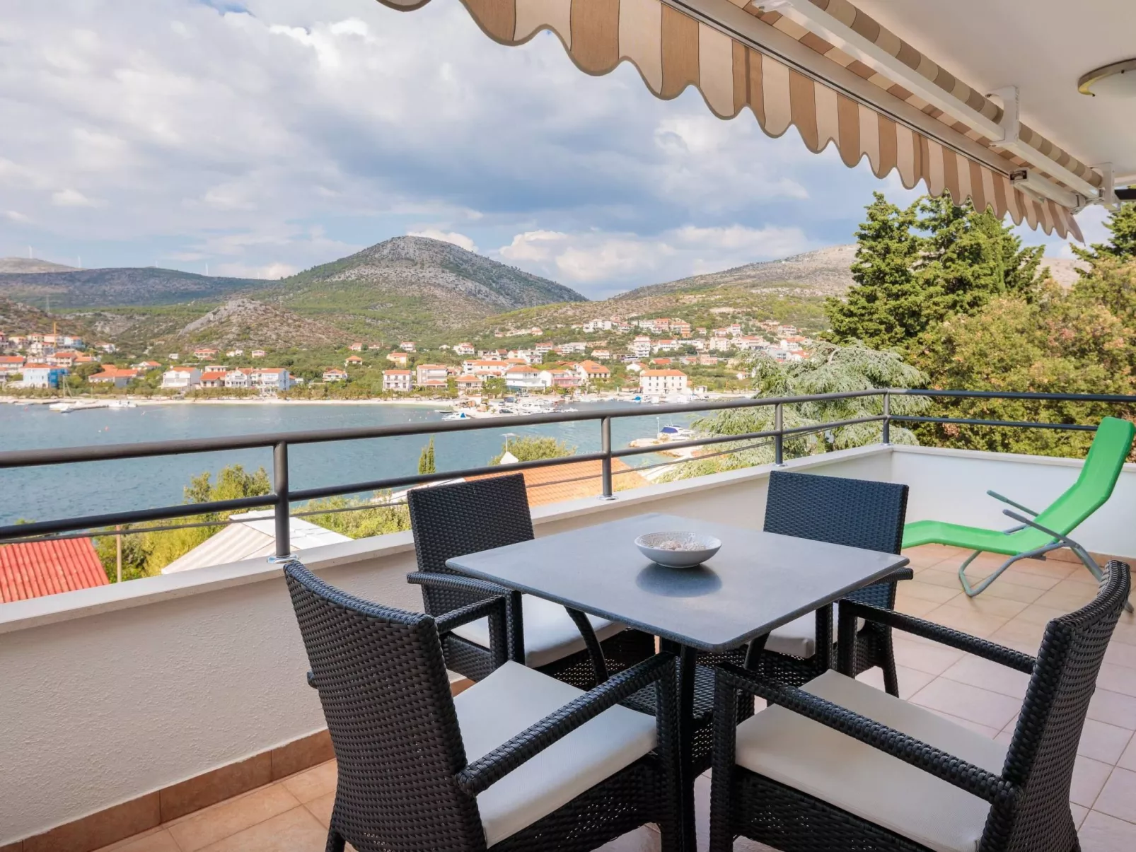 "Villa Silvio" mit Blick auf das Wasser-Dehors