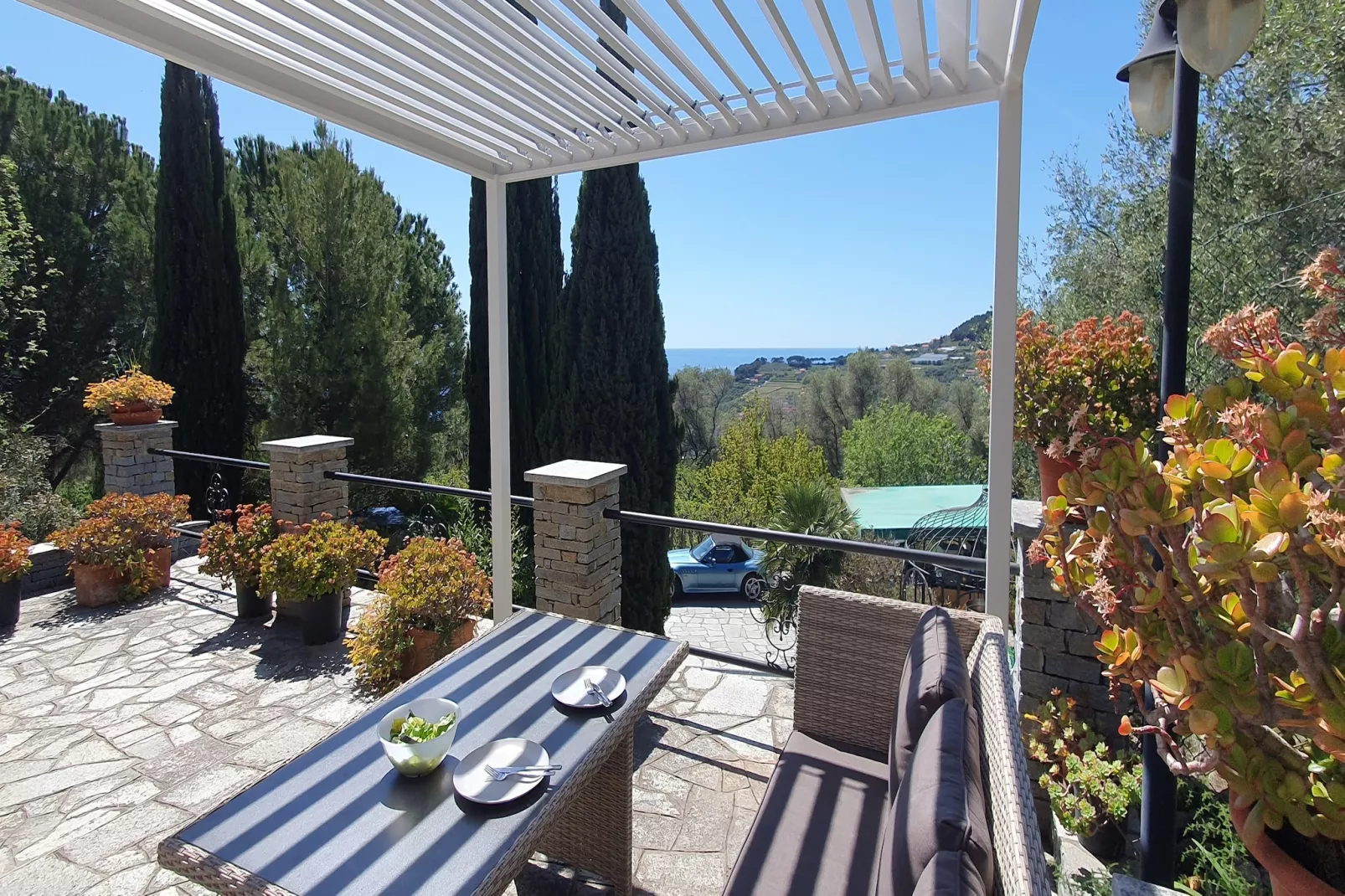 Charmante Villa mit drei Apartments und Meerblick KReidl-Terrasse / balcon