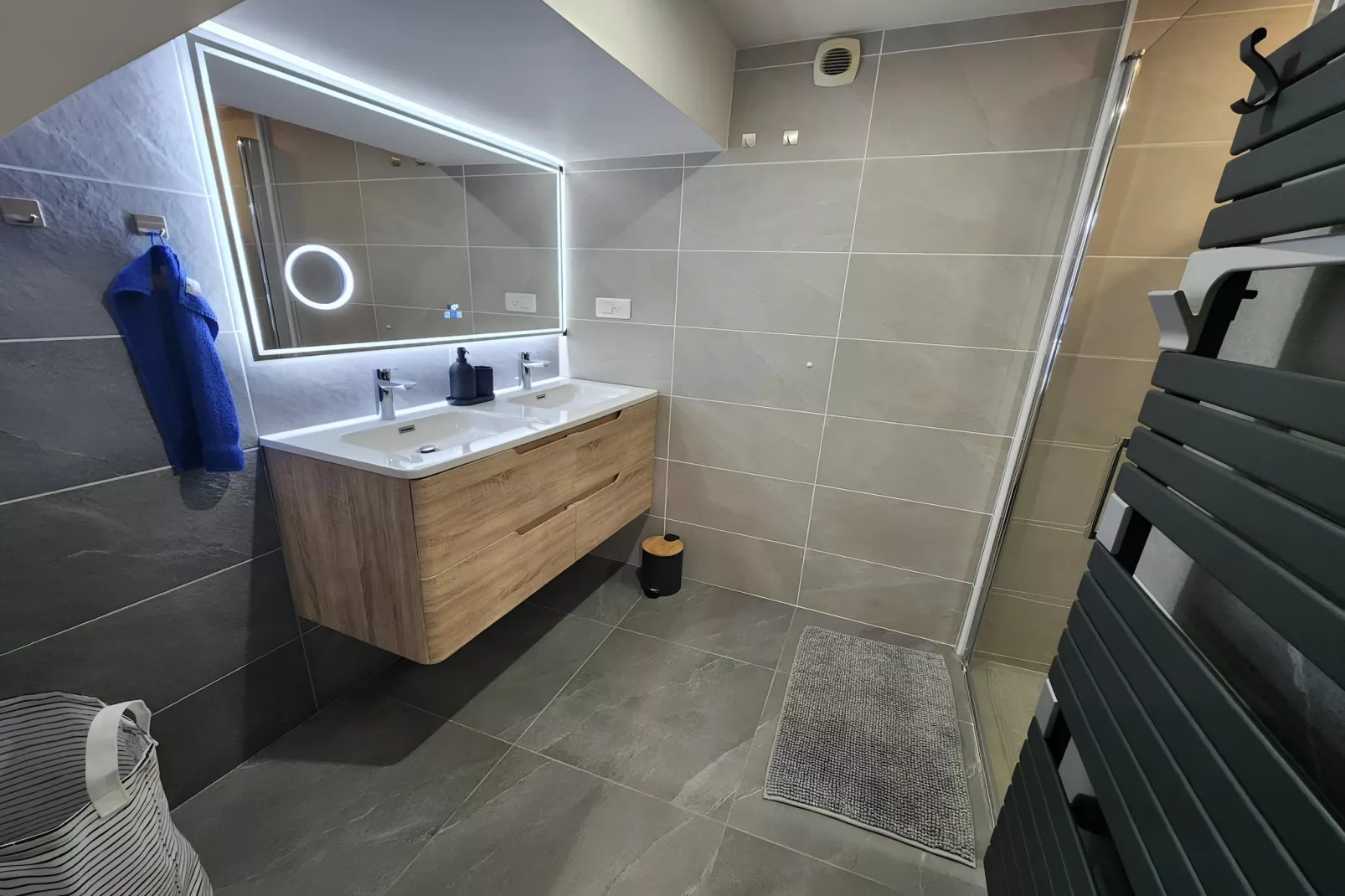 Maison de ville avec terrasse/jardin Guerlesquin-Badezimmer