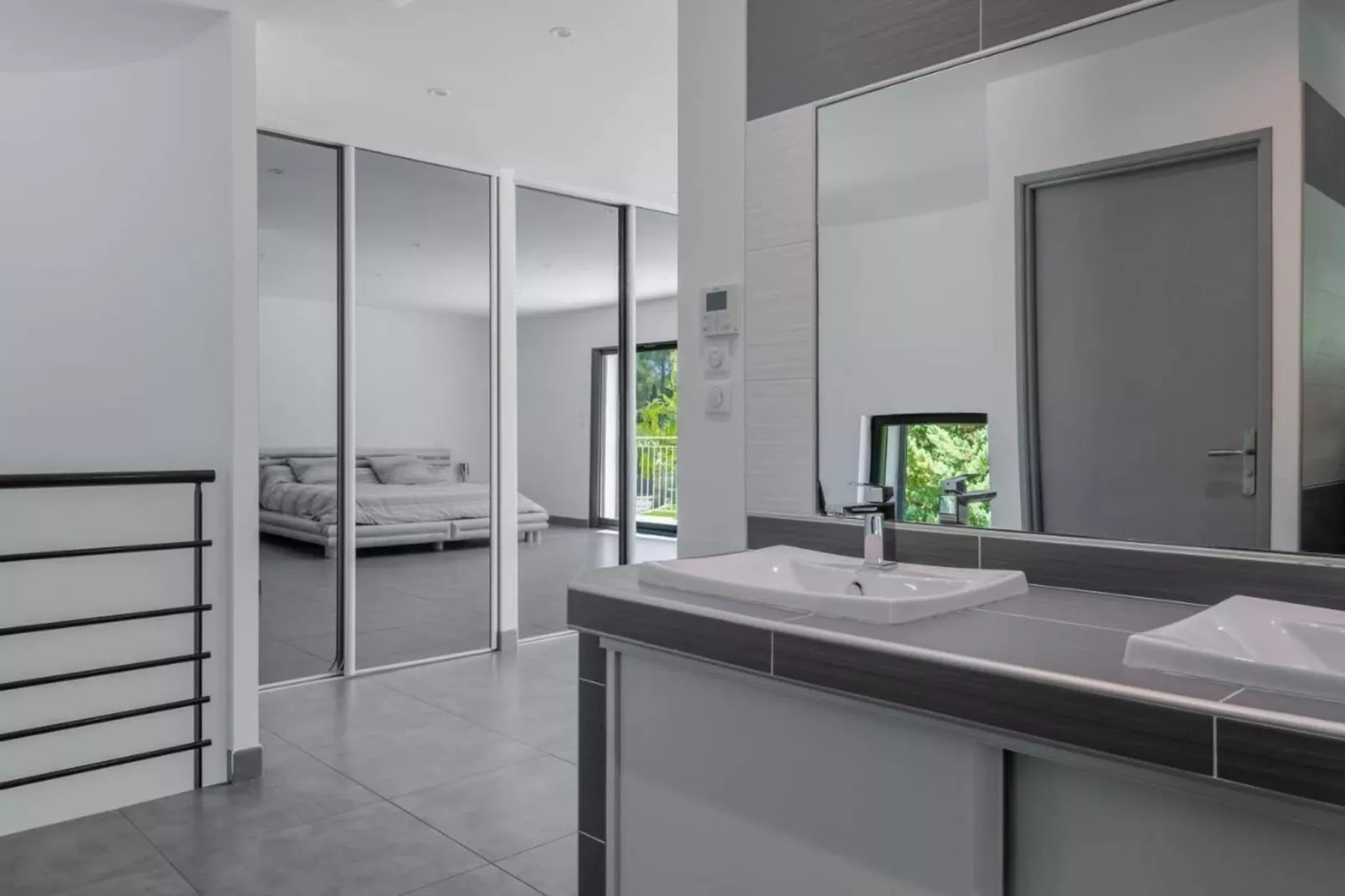 Villa avec piscine chauffée spa salle sport et cinéma-Salle de bain