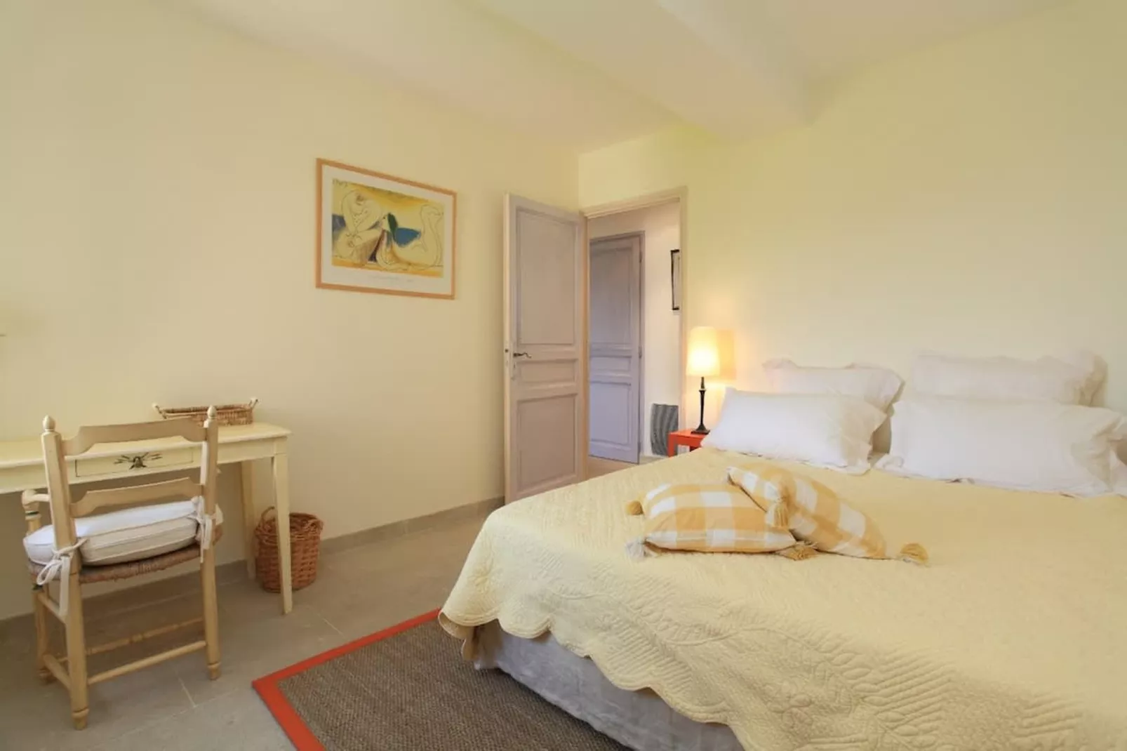 Bastide avec piscine 3 terrasses dans un écrin de verdure-Chambre