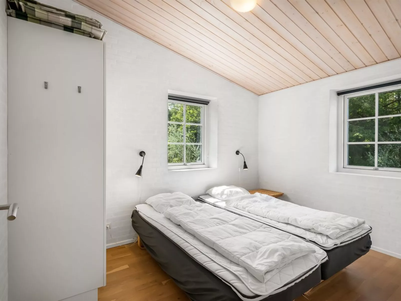 "Sod" - 3.2km from the sea - Inside