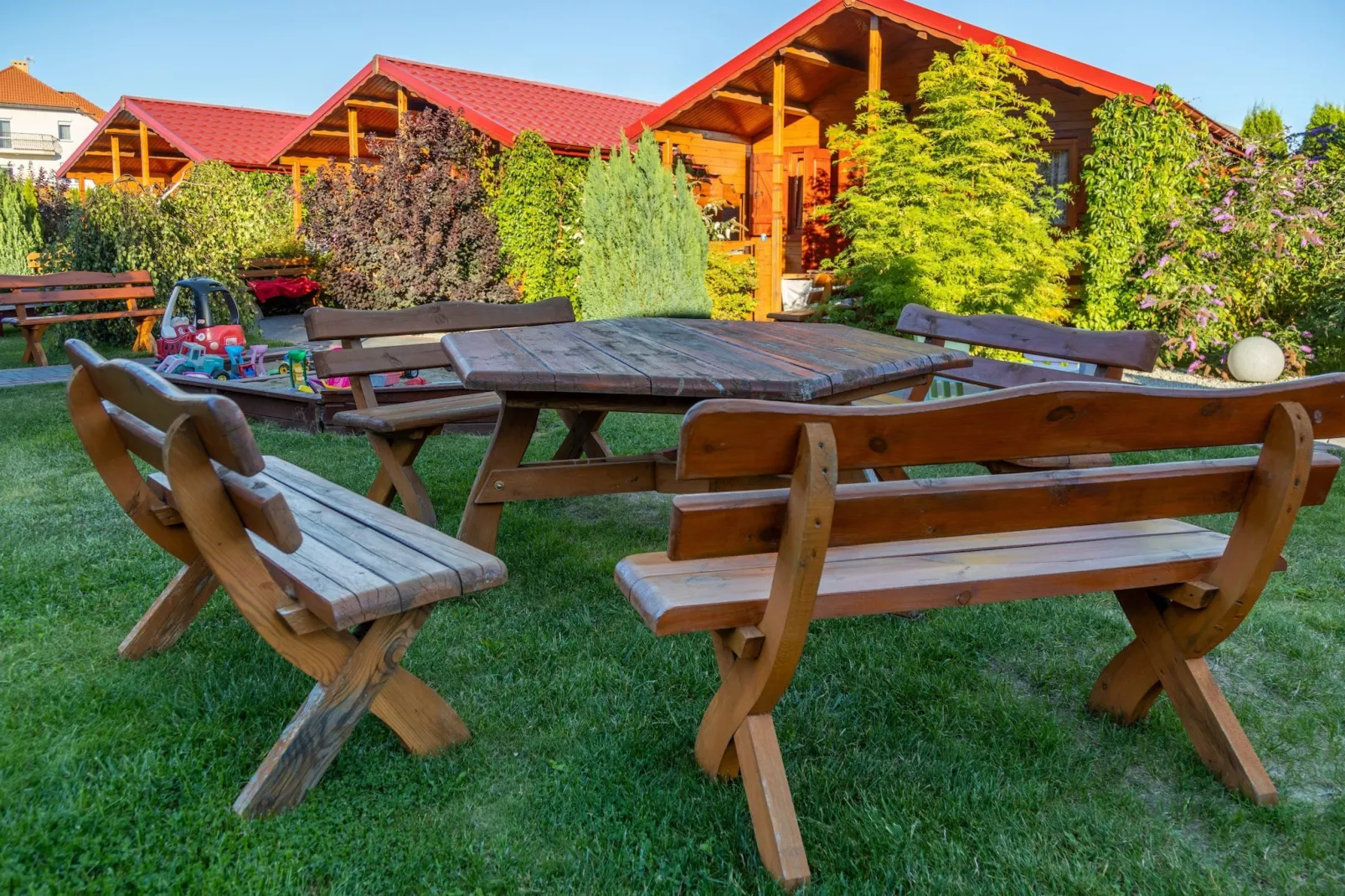 Parterowe domki wakacyjne dla 6 osób w Gąskach SPA w cenie pobytu - Gardens in summer