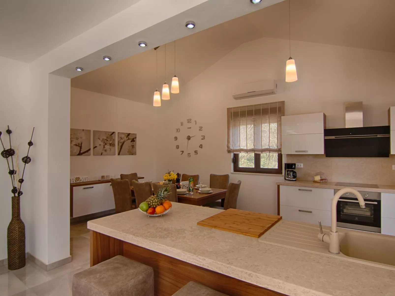 "Laura" mit Blick auf das Wasser - Image-tags.info