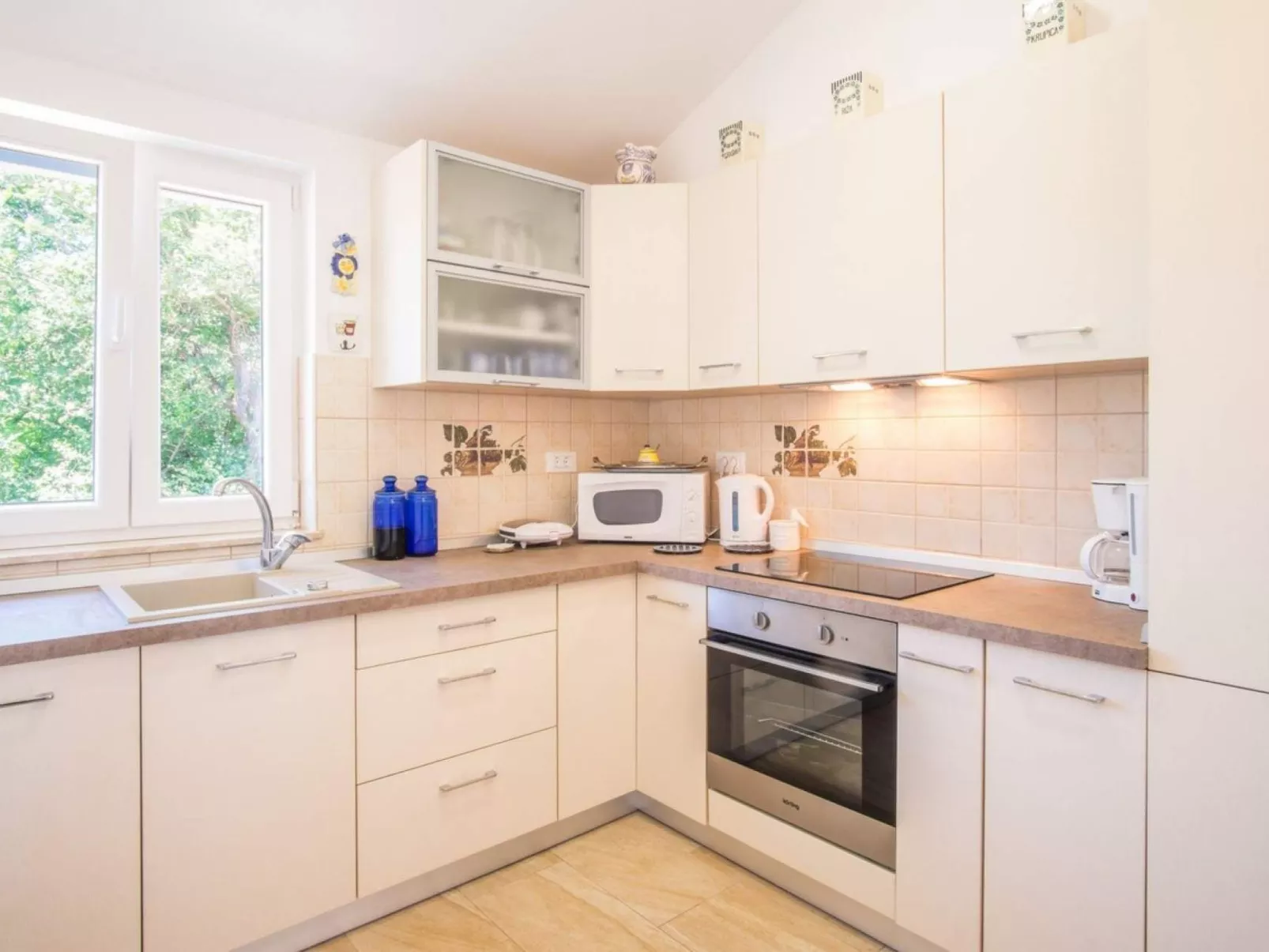 "Mela" mit Blick auf das Wasser - Image-tags.info