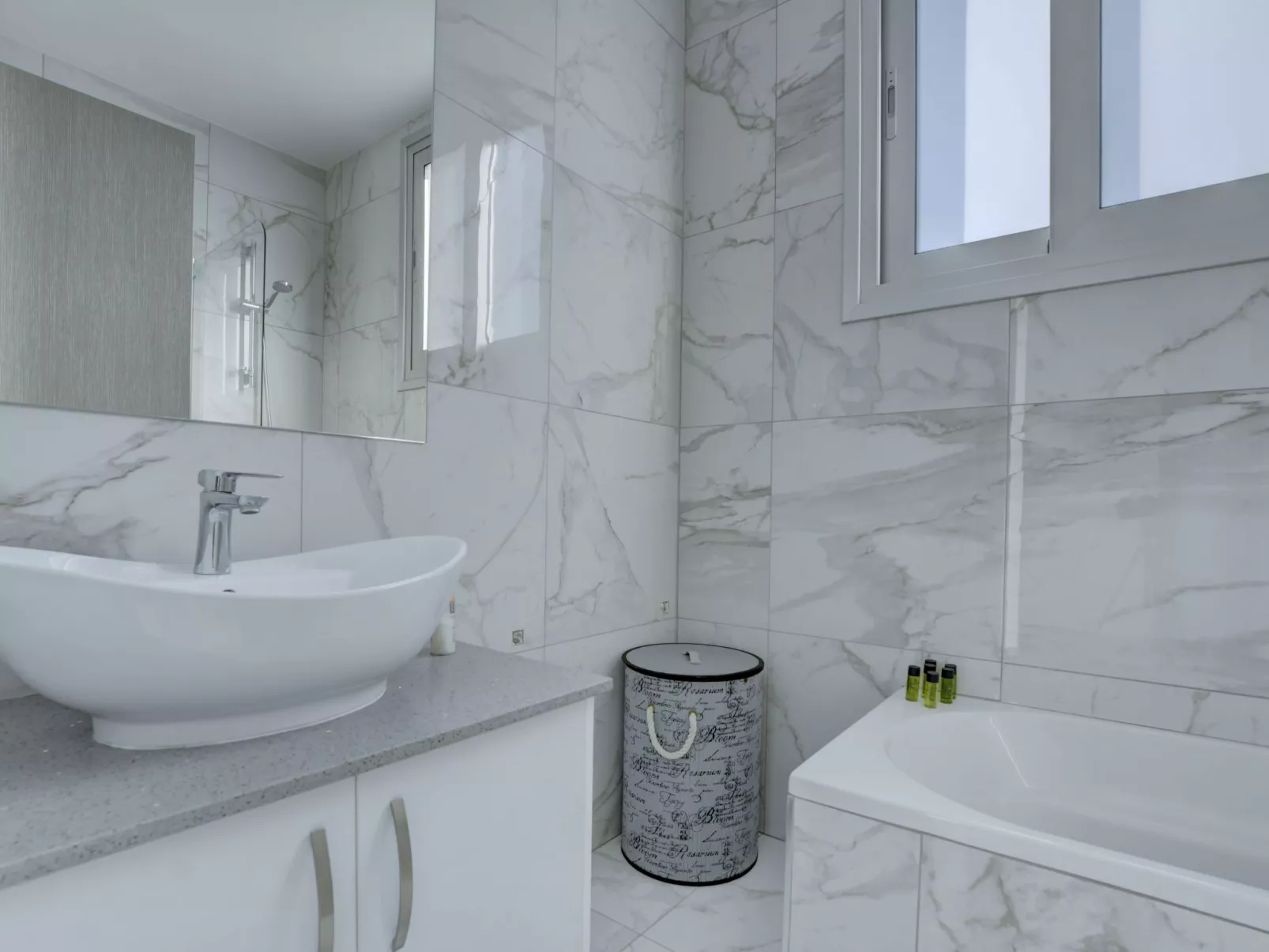 Private Villa mit 4 Schlafzimmern, Pool und Meerblick - Image-tags.info