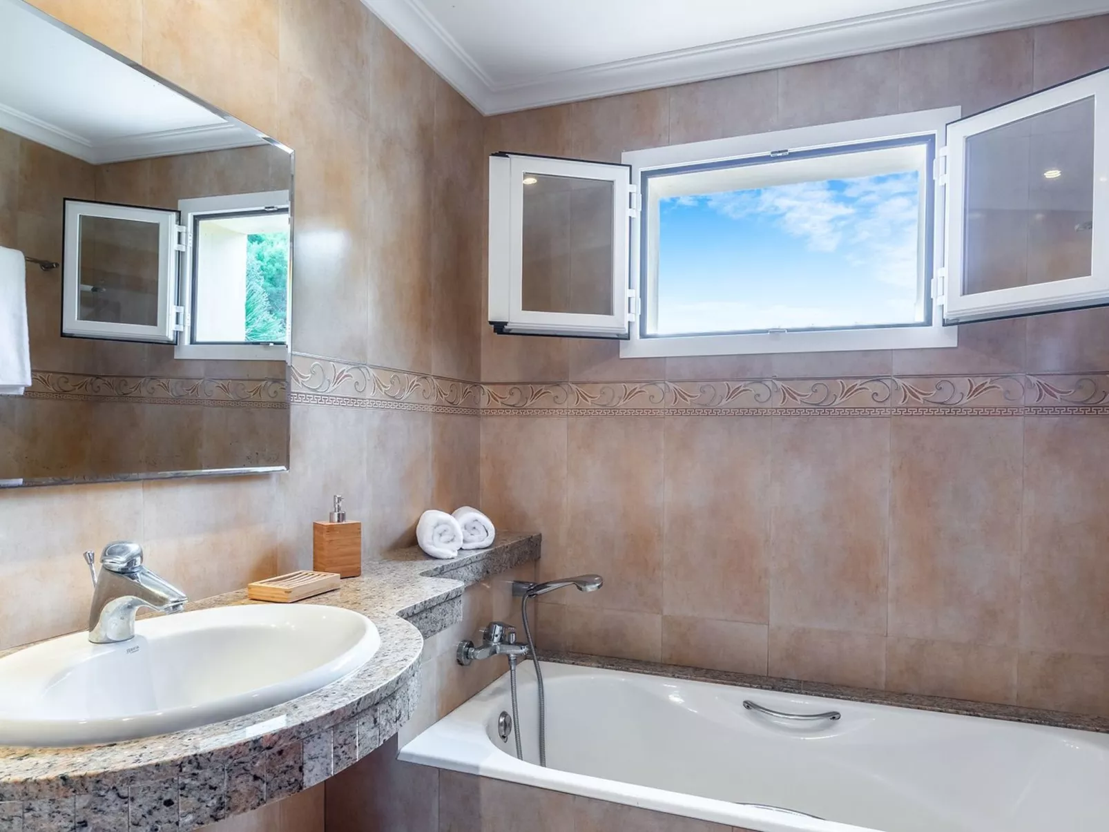 Exklusive Villa mit Meerblick und privatem Pool - Image-tags.info