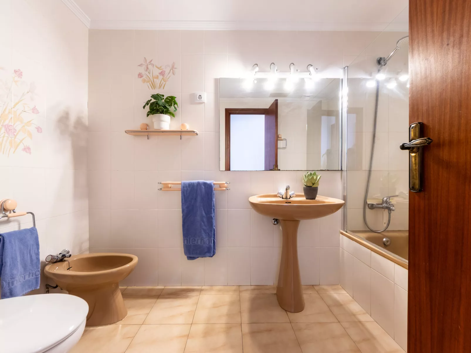 Bahia Dorada - Inside