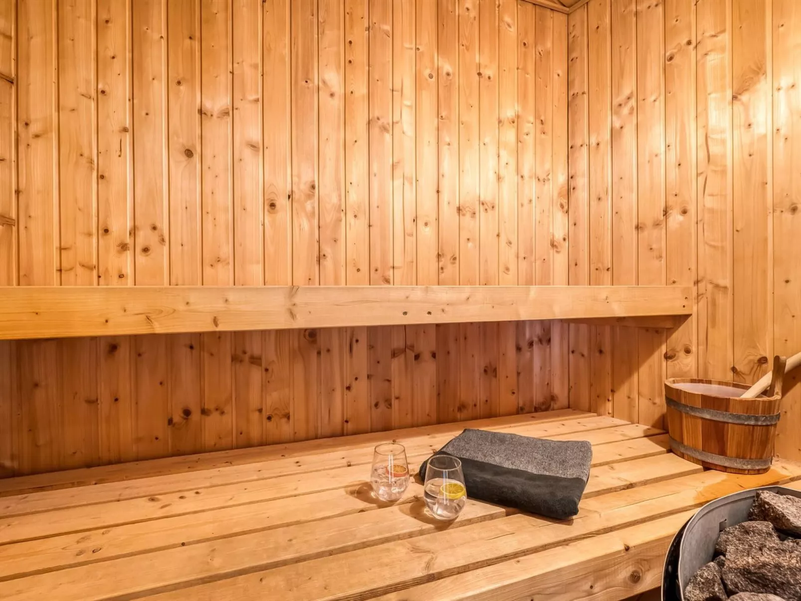 "Yorick" - 350m to the fjord - Inside