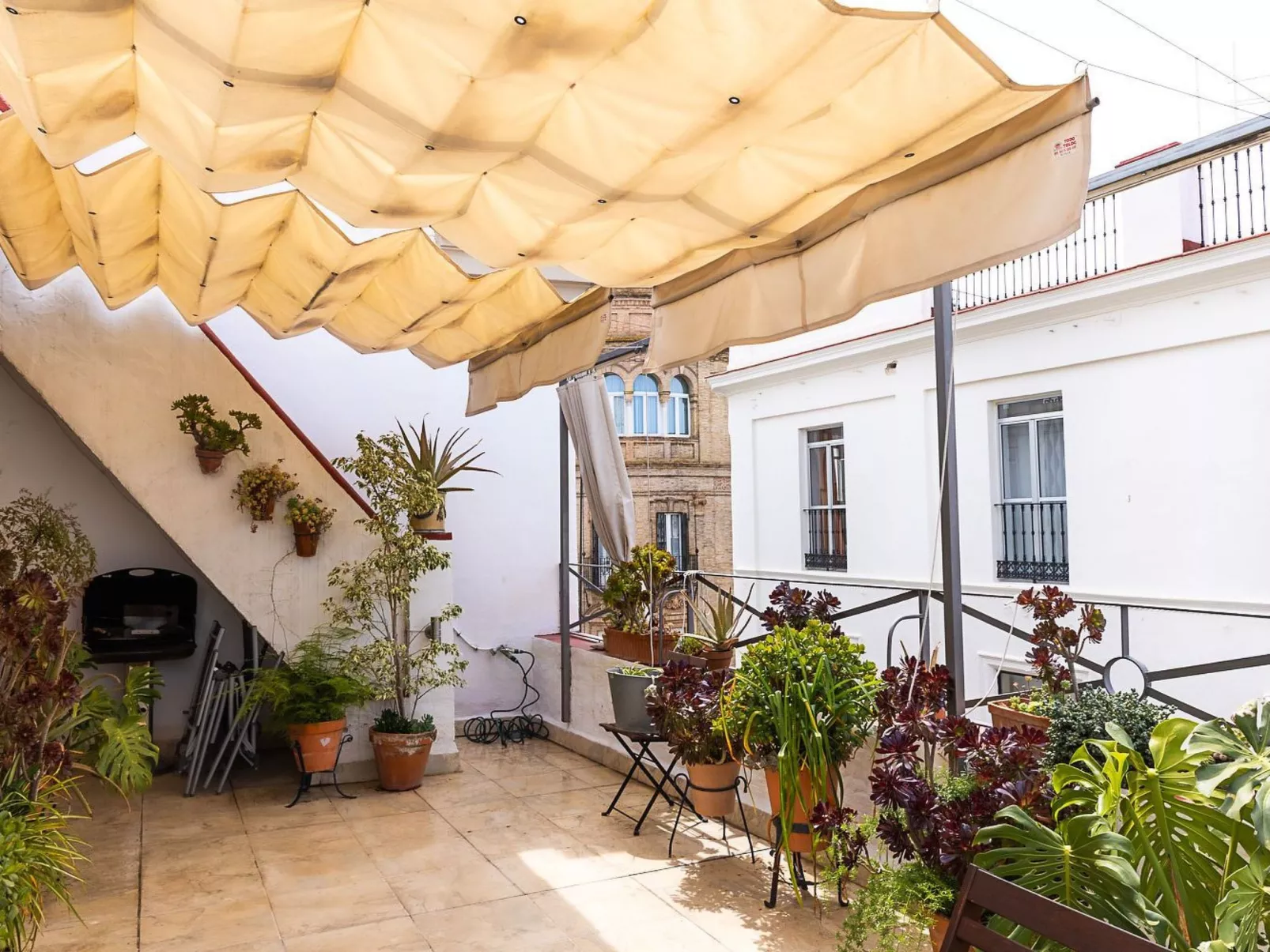 Helle Dach-Maisonette mit riesiger Terrasse - Outside