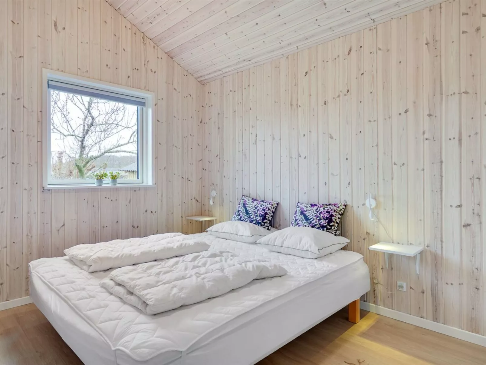 "Flicka" - 275m from the sea-Drinnen