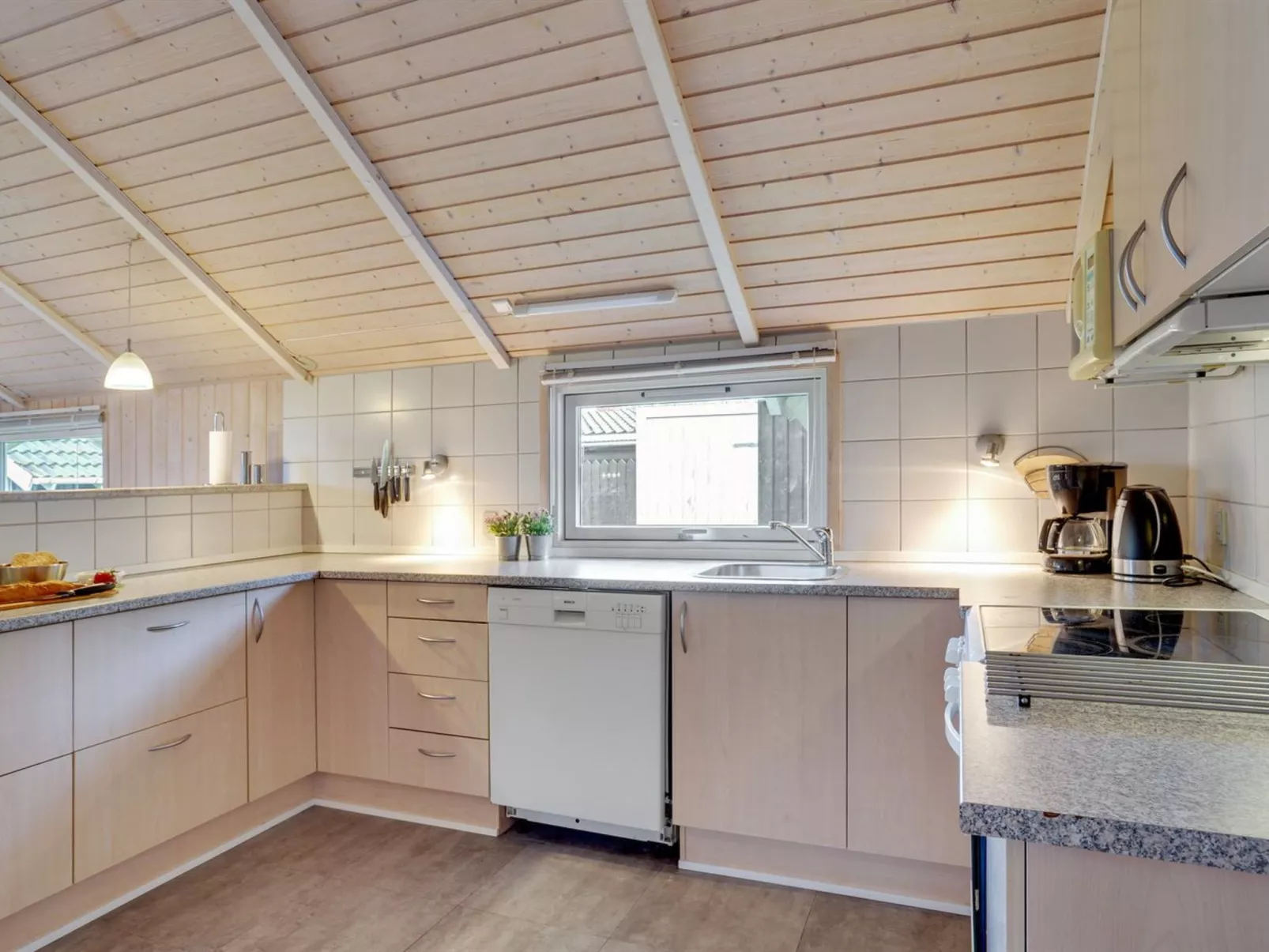 "Kalli" - 350m to the fjord-Drinnen