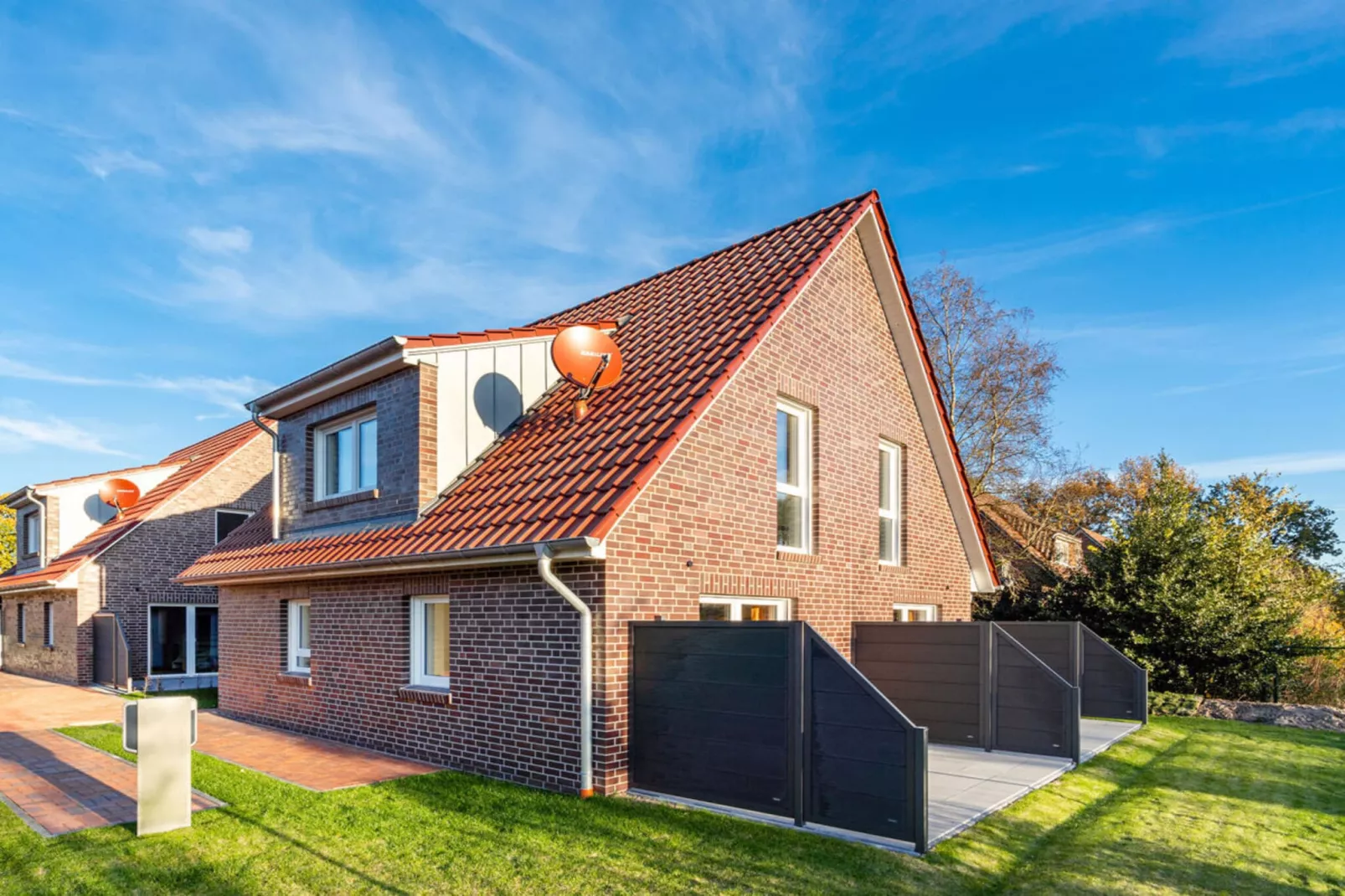 430497-Exterior in summer