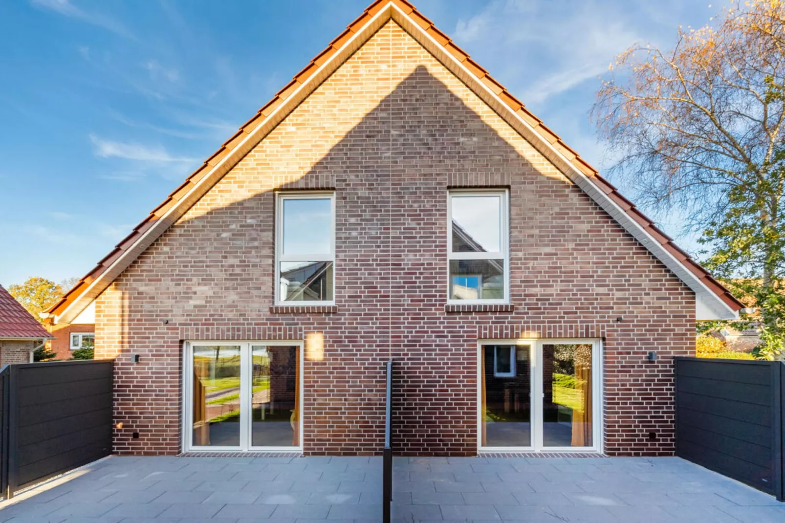 430499-Exterior in summer