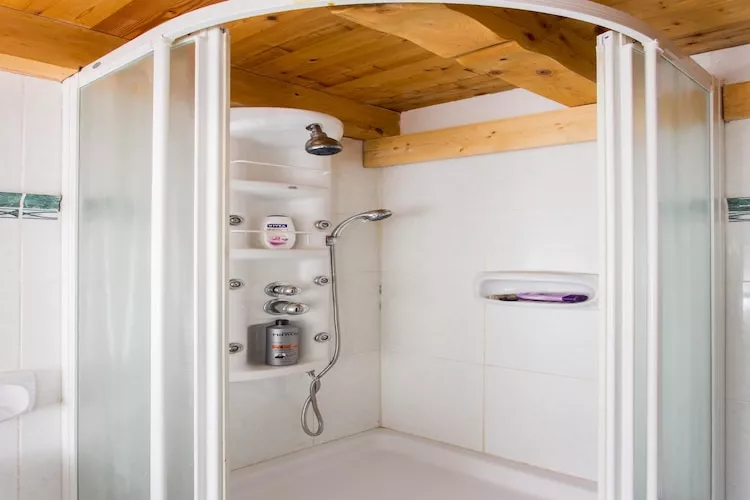 Apartment Le Galion- Two Bedroom Apartment with Partial Sea View-Badezimmer