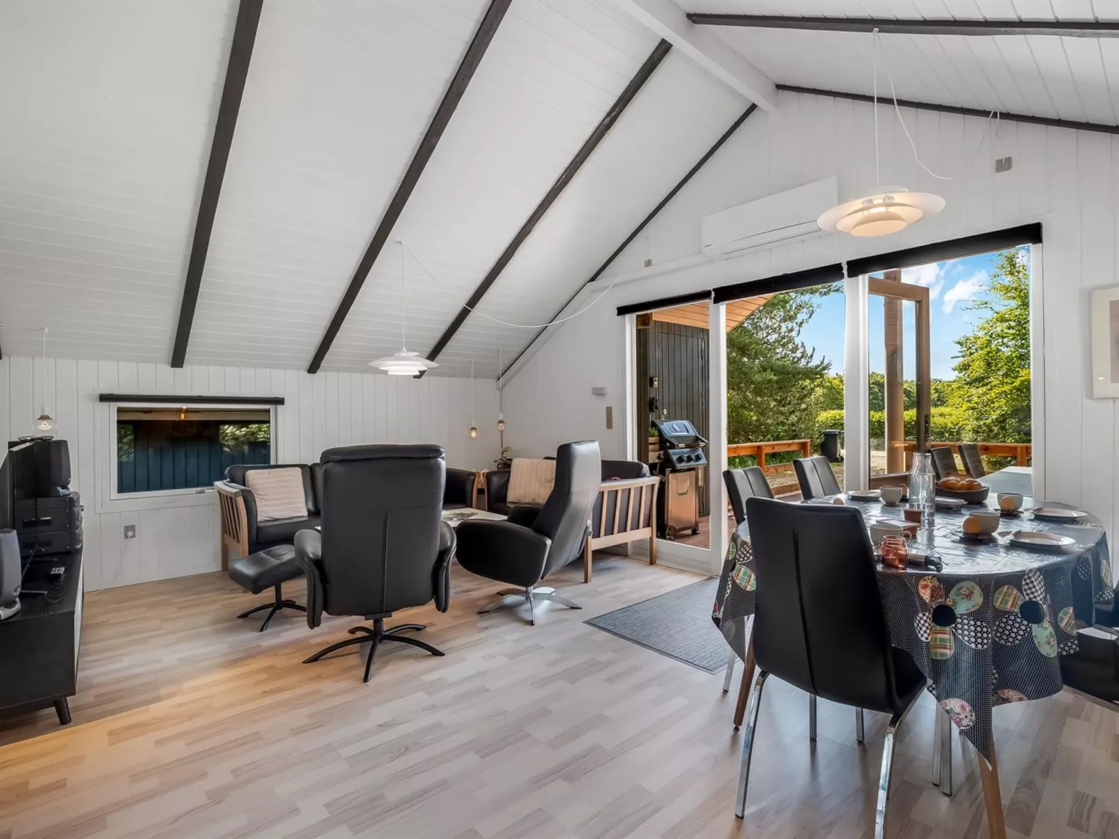 "Yarla" - 500m to the fjord-Drinnen