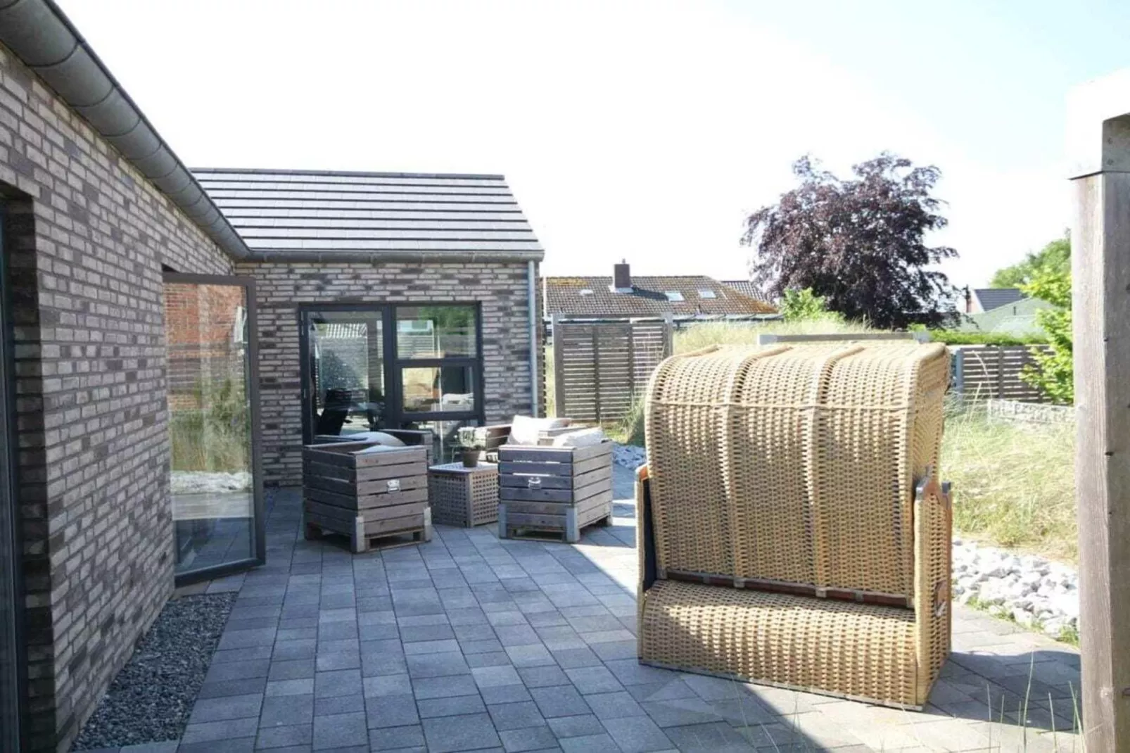 322076 - Exterior in summer