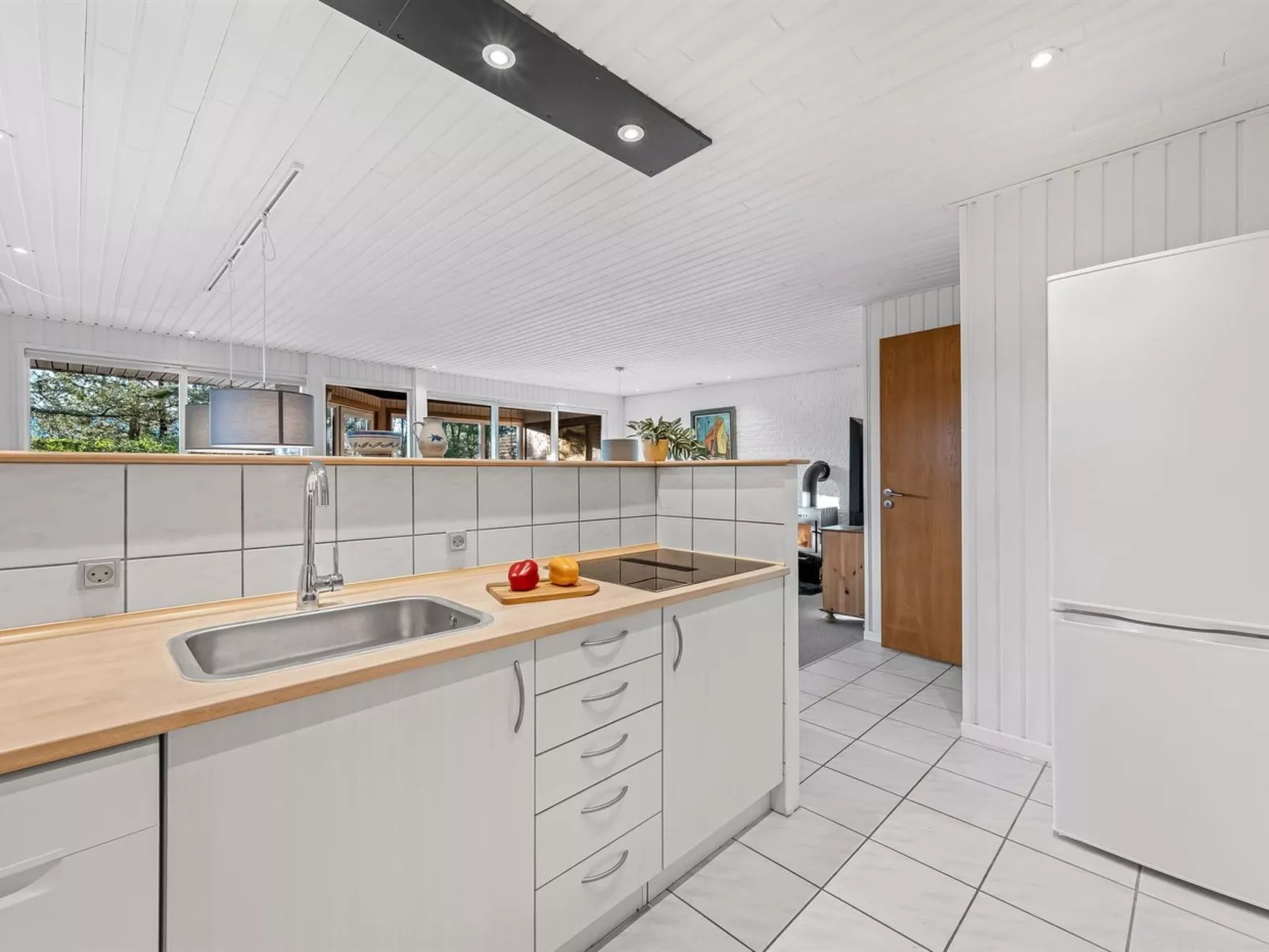 "Åsemarie" - 500m to the fjord-Drinnen