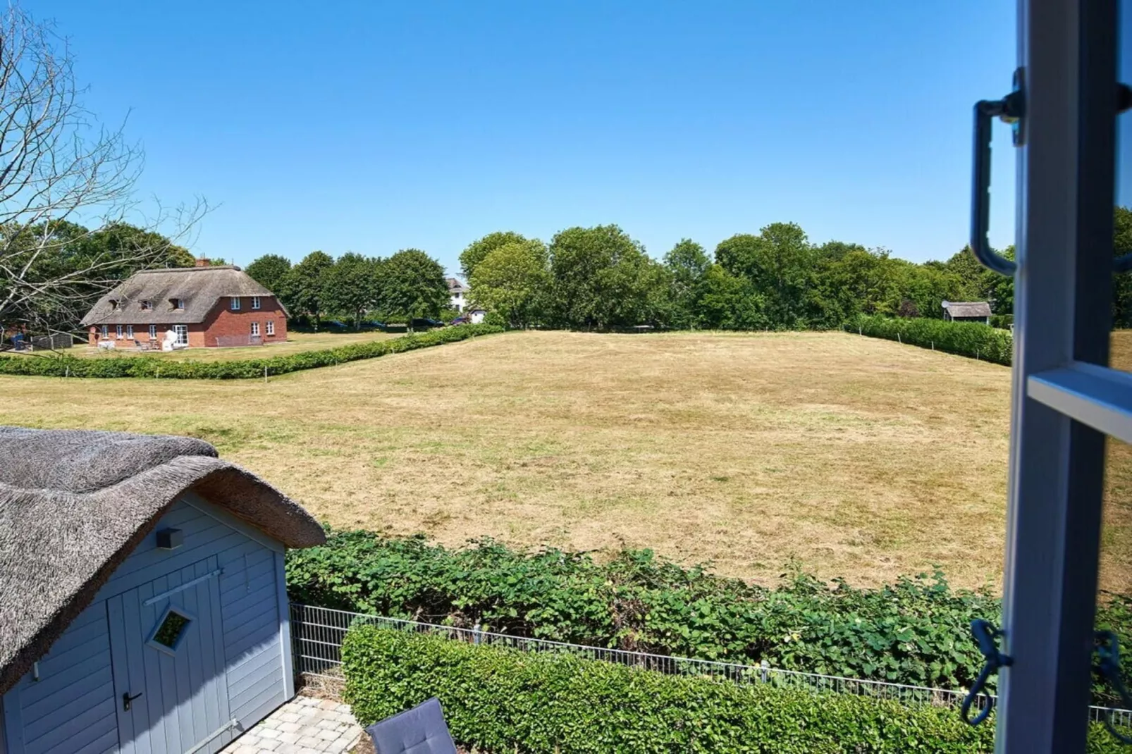 291403-Exterior in summer