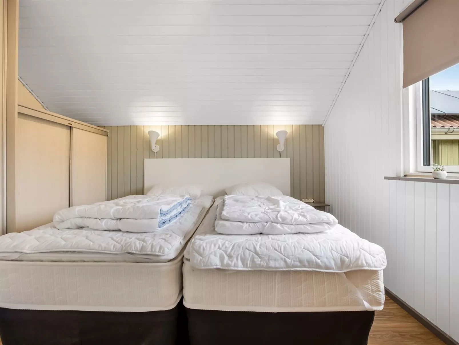 "Emiljan" -  from the sea-Dedans