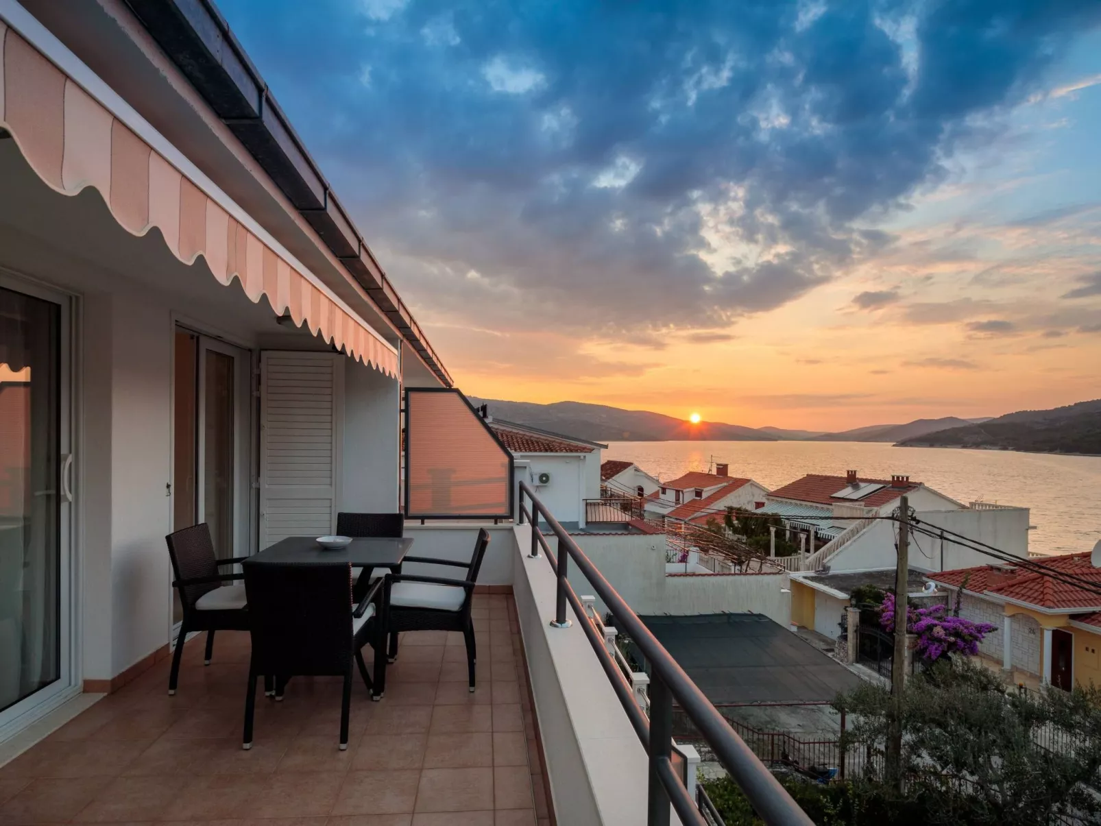 "Villa Silvio" mit Blick auf das Wasser-Dehors