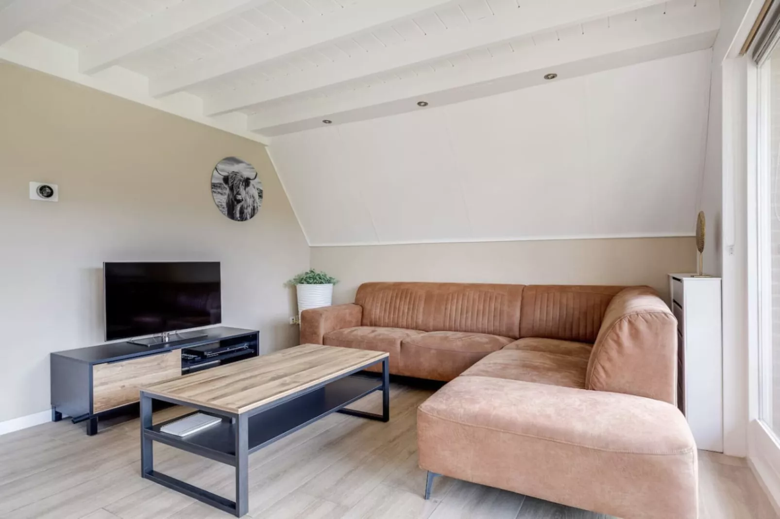 107 | Buizerd | Fijne bungalow met ruime tuin-Living room