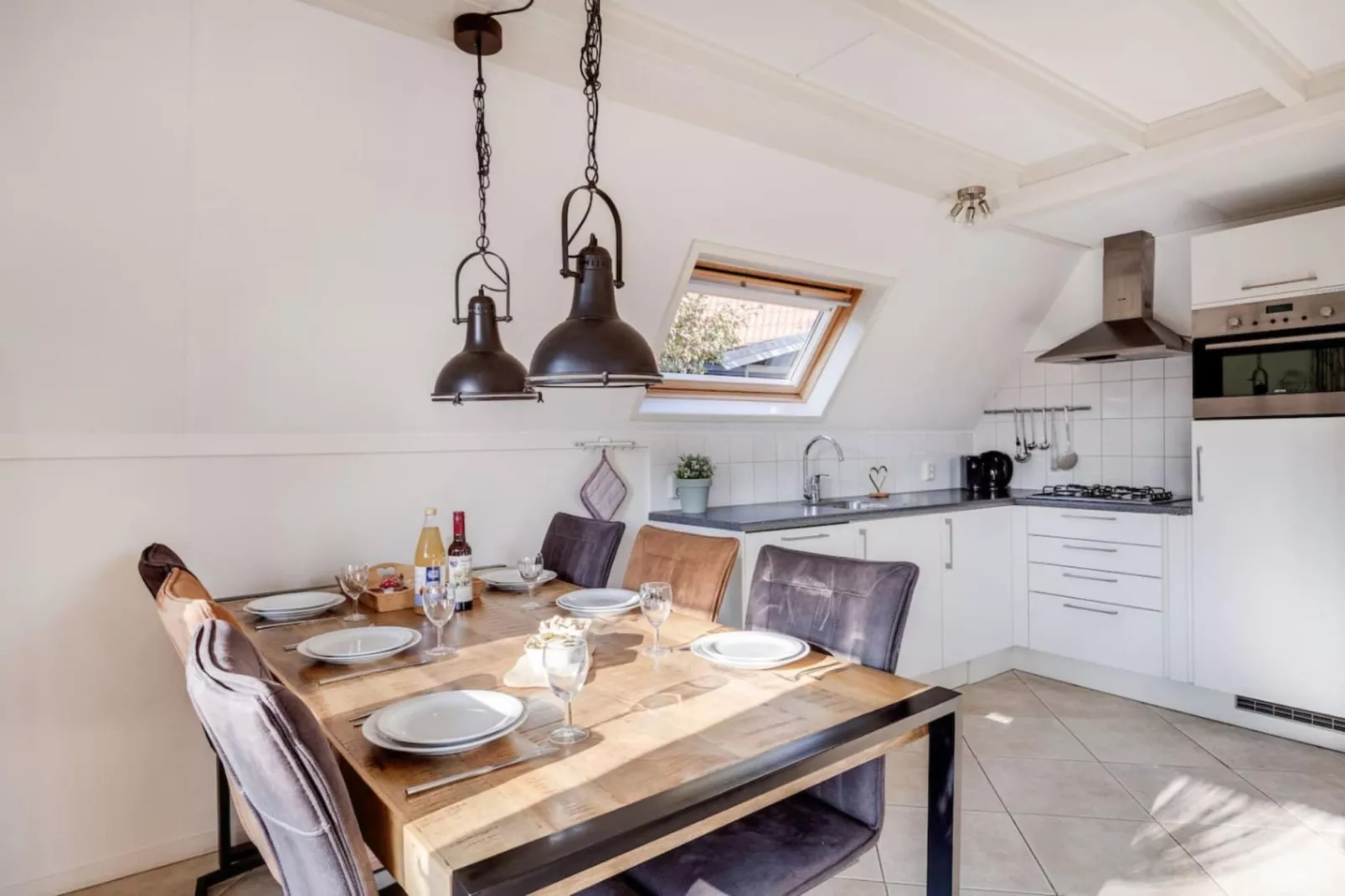 92 | Gaai | Prachtige bungalow nabij natuur-Dining room