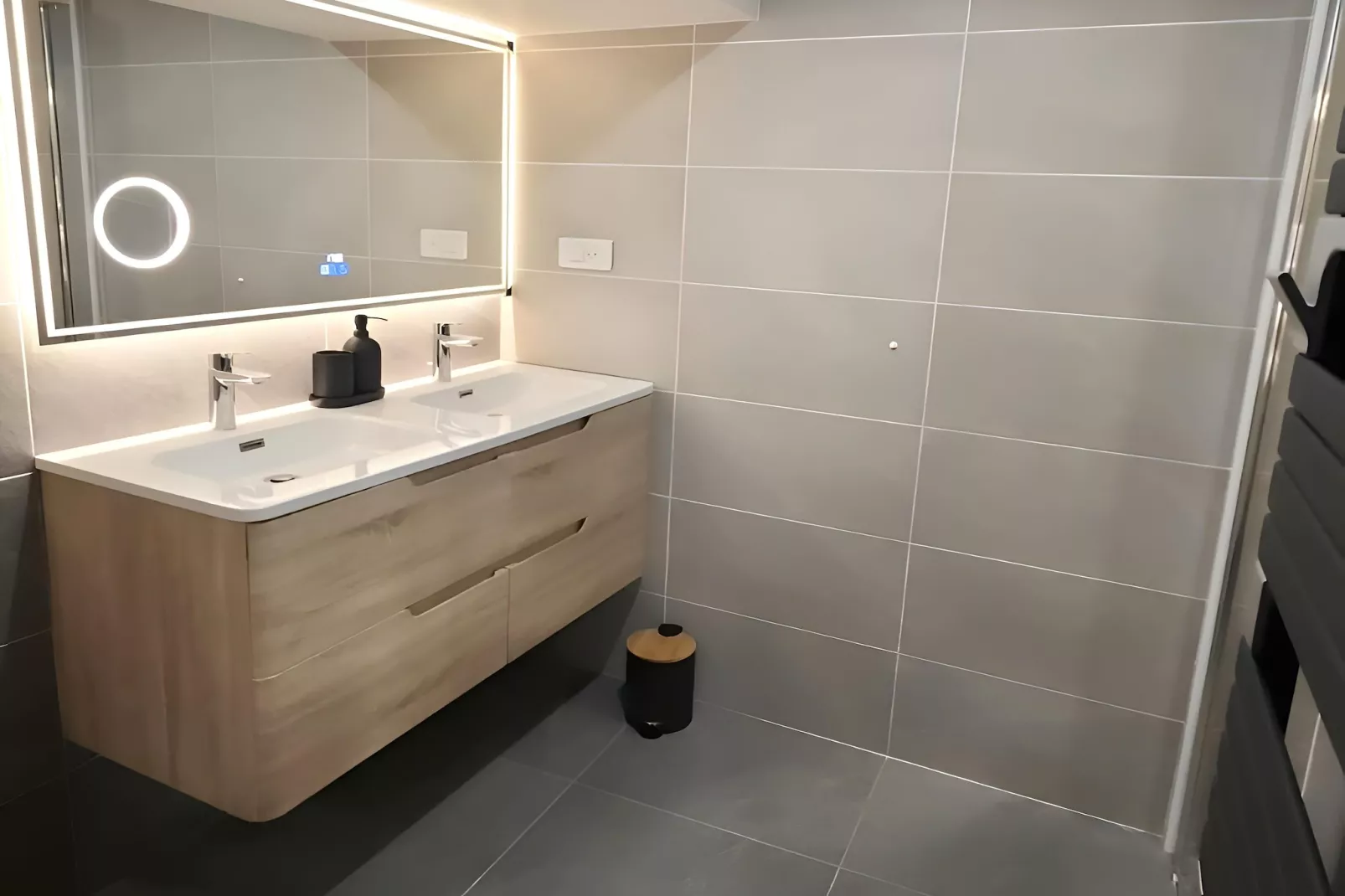 Maison de ville avec terrasse/jardin Guerlesquin-Badezimmer