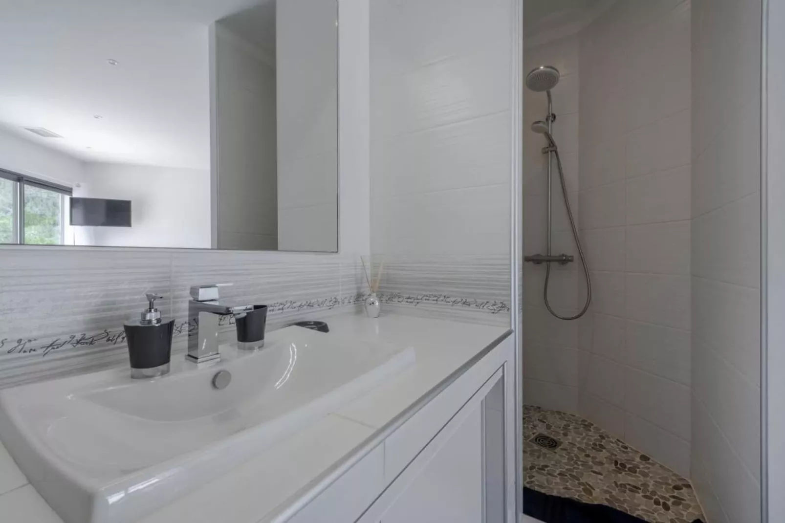 Villa avec piscine chauffée spa salle sport et cinéma-Salle de bain